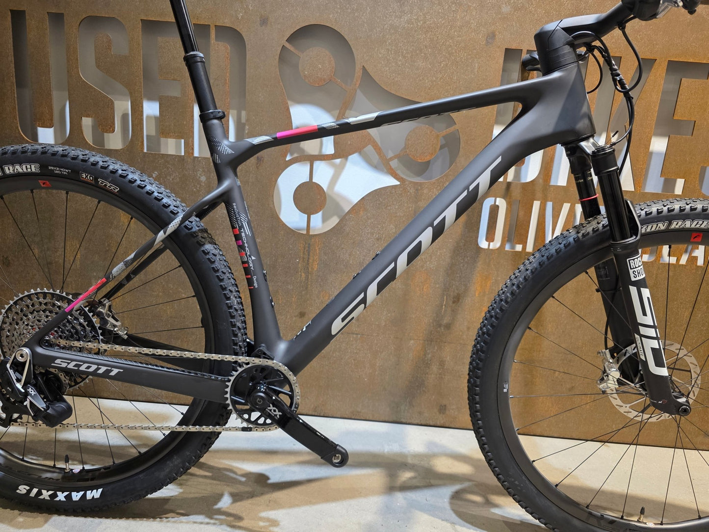 Mountainbike von Scott, SCOTT SCALE RC WORLD CUP / CARBON BLACK / XL vor USEDBIKES - OB.DE Hintergrund