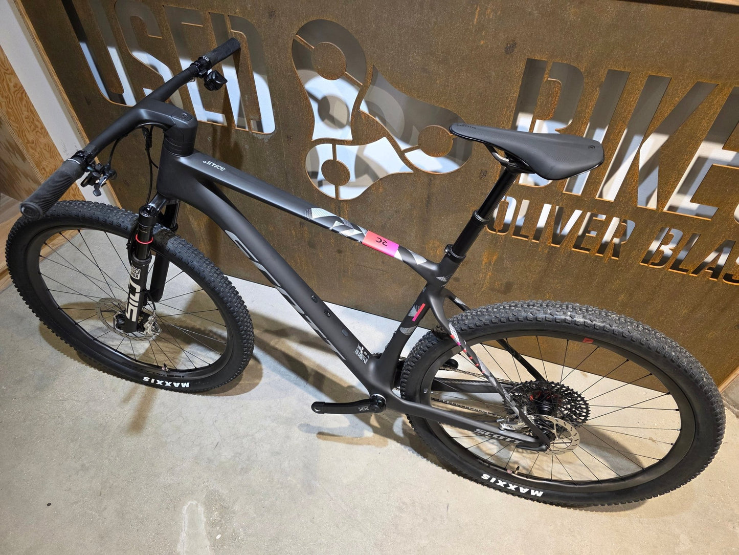 Mountainbike von Scott, SCOTT SCALE RC WORLD CUP / CARBON BLACK / XL vor USEDBIKES - OB.DE Hintergrund