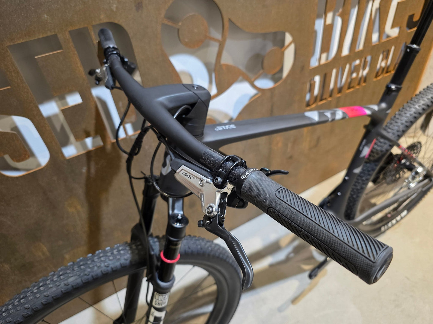 Mountainbike von Scott, SCOTT SCALE RC WORLD CUP / CARBON BLACK / XL vor USEDBIKES - OB.DE Hintergrund
