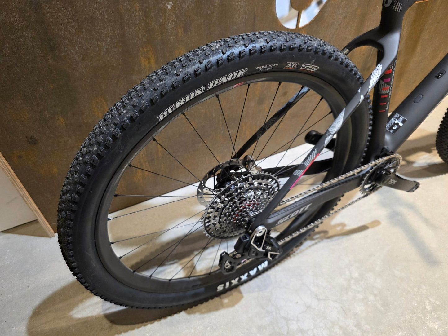 Mountainbike von Scott, SCOTT SCALE RC WORLD CUP / CARBON BLACK / XL vor USEDBIKES - OB.DE Hintergrund