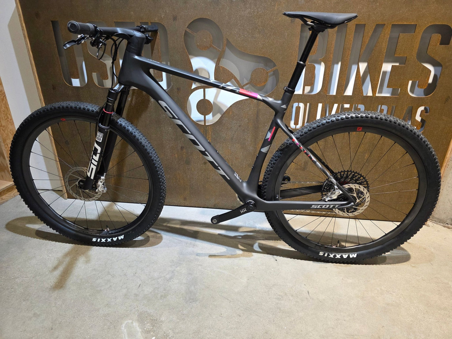 Mountainbike von Scott, SCOTT SCALE RC WORLD CUP / CARBON BLACK / XL vor USEDBIKES - OB.DE Hintergrund