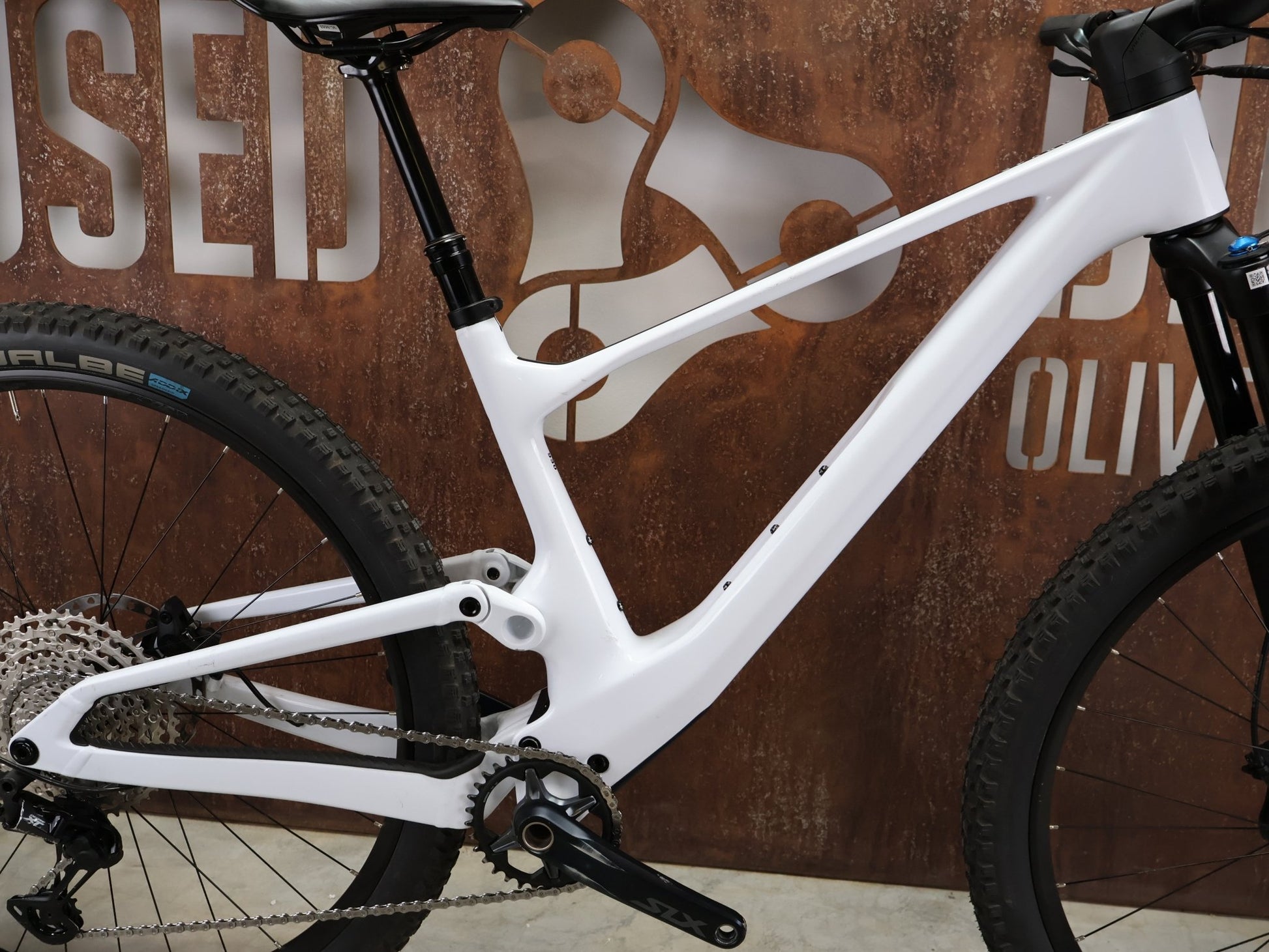 Mountainbike von Scott, SCOTT SPARK 930 / WHITE / M vor USEDBIKES - OB.DE Hintergrund