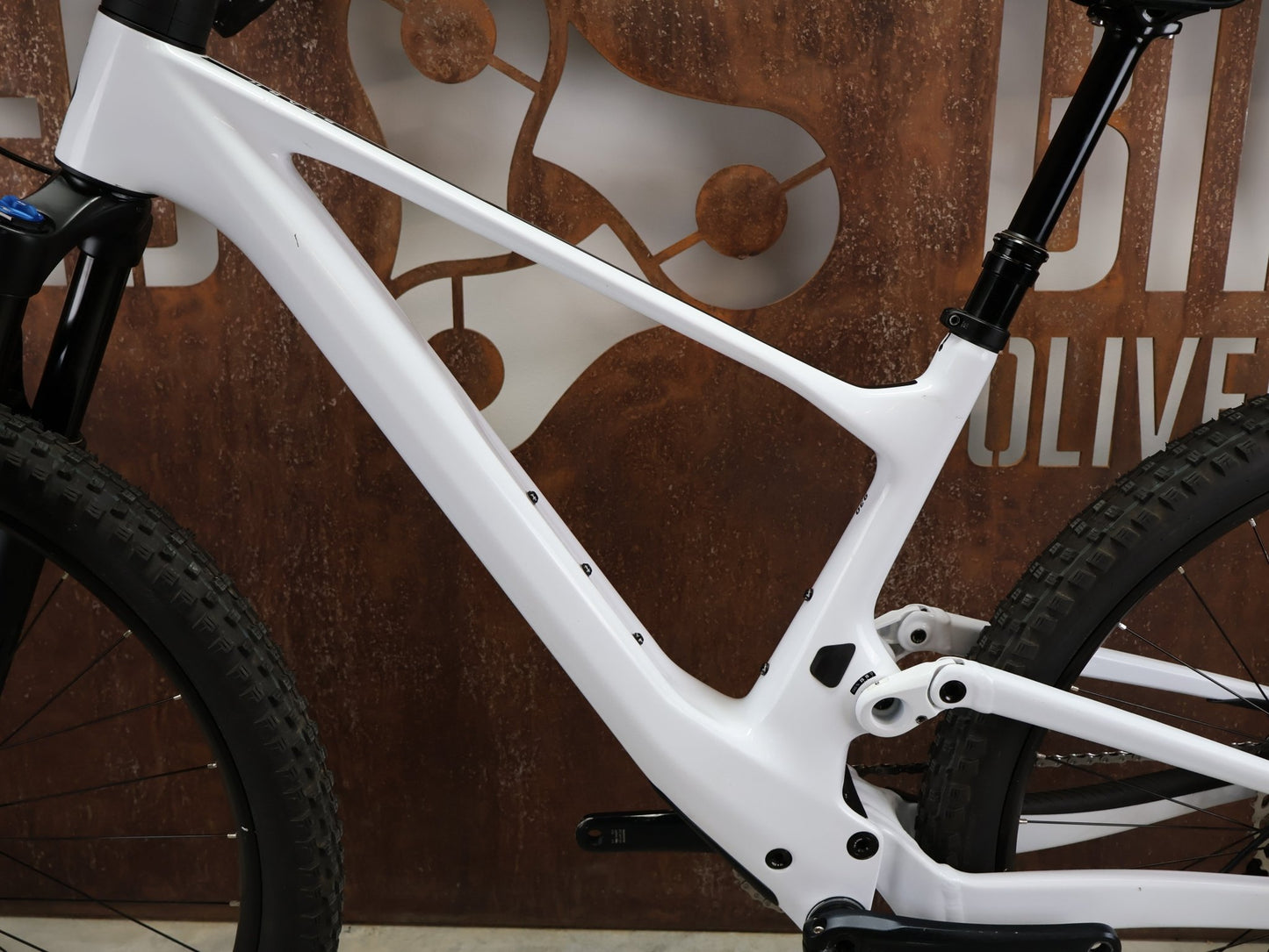 Mountainbike von Scott, SCOTT SPARK 930 / WHITE / M vor USEDBIKES - OB.DE Hintergrund