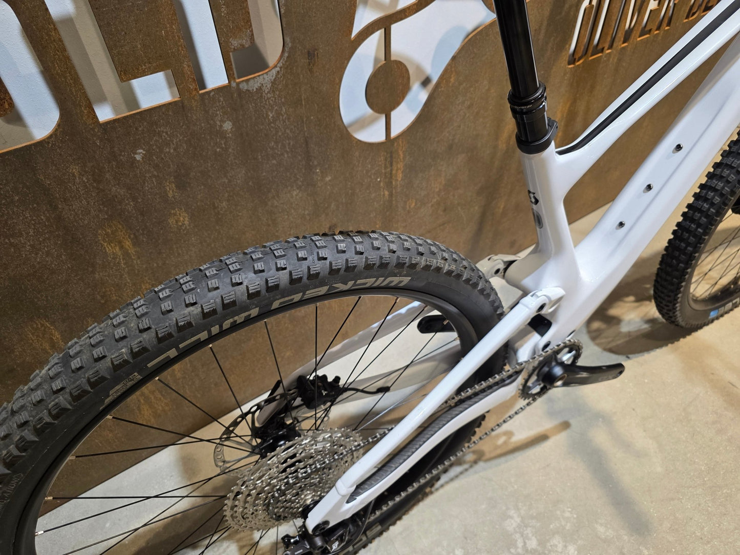 Mountainbike von Scott, SCOTT SPARK 930 / WHITE / M vor USEDBIKES - OB.DE Hintergrund