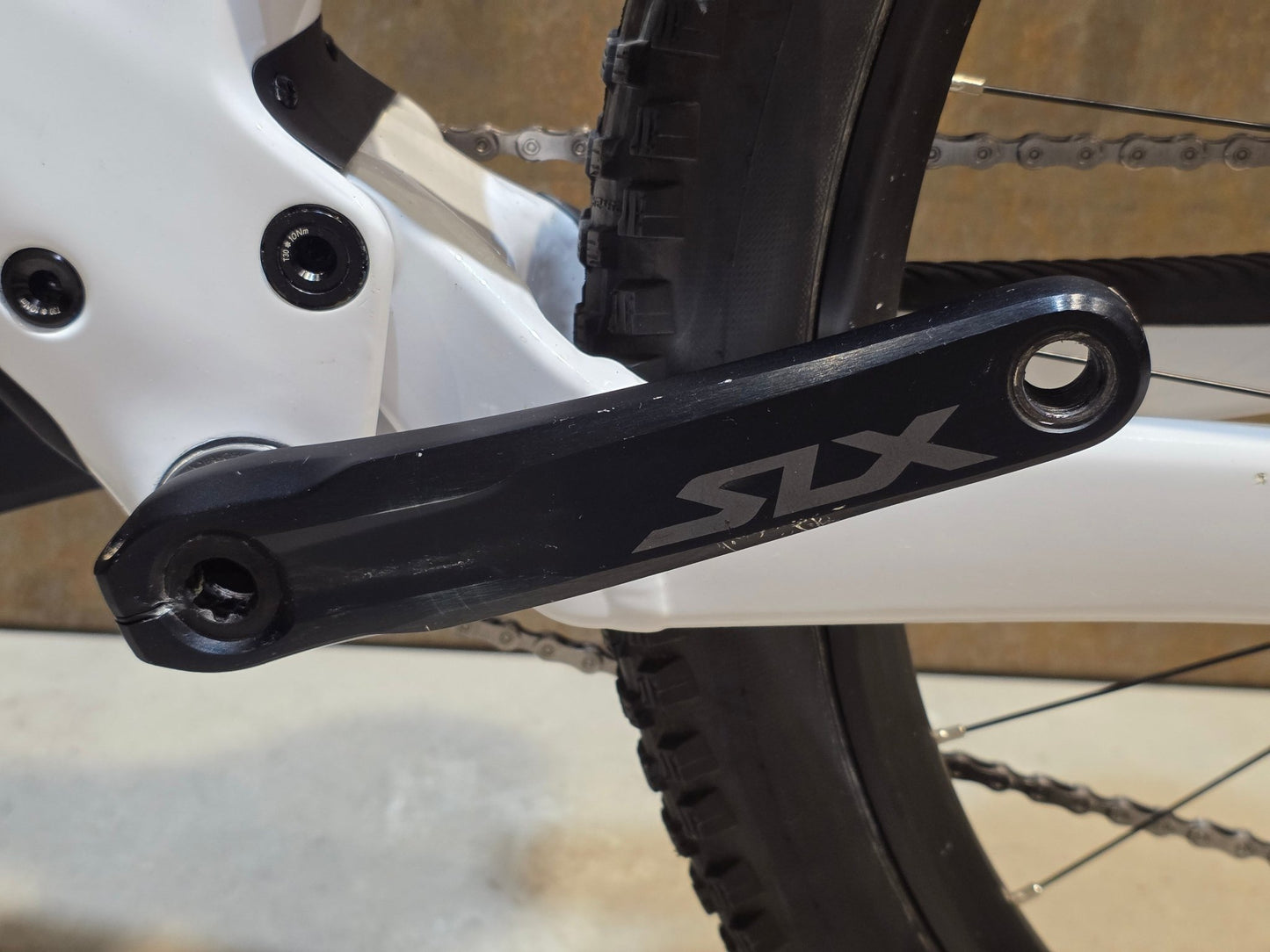 Mountainbike von Scott, SCOTT SPARK 930 / WHITE / M vor USEDBIKES - OB.DE Hintergrund