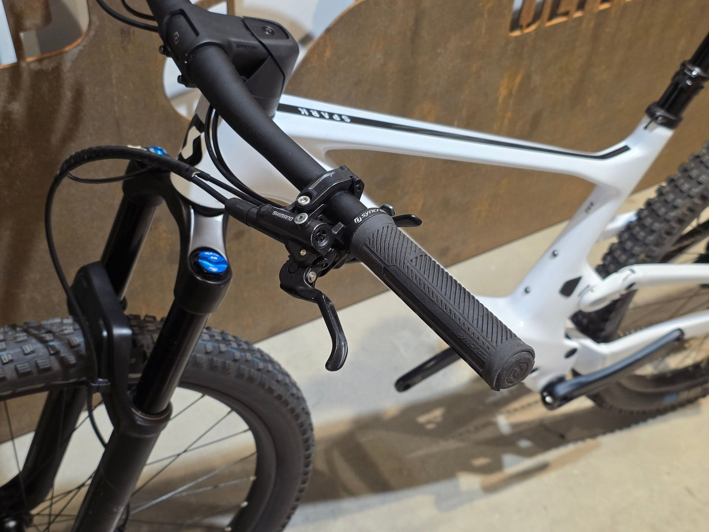 Mountainbike von Scott, SCOTT SPARK 930 / WHITE / M vor USEDBIKES - OB.DE Hintergrund