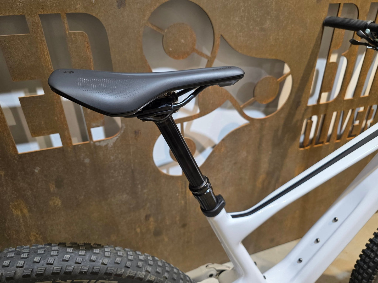Mountainbike von Scott, SCOTT SPARK 930 / WHITE / M vor USEDBIKES - OB.DE Hintergrund