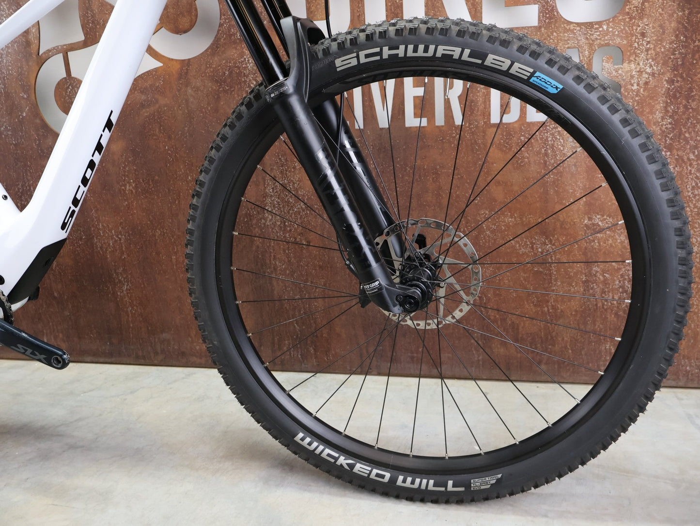 Mountainbike von Scott, SCOTT SPARK 930 / WHITE / M vor USEDBIKES - OB.DE Hintergrund