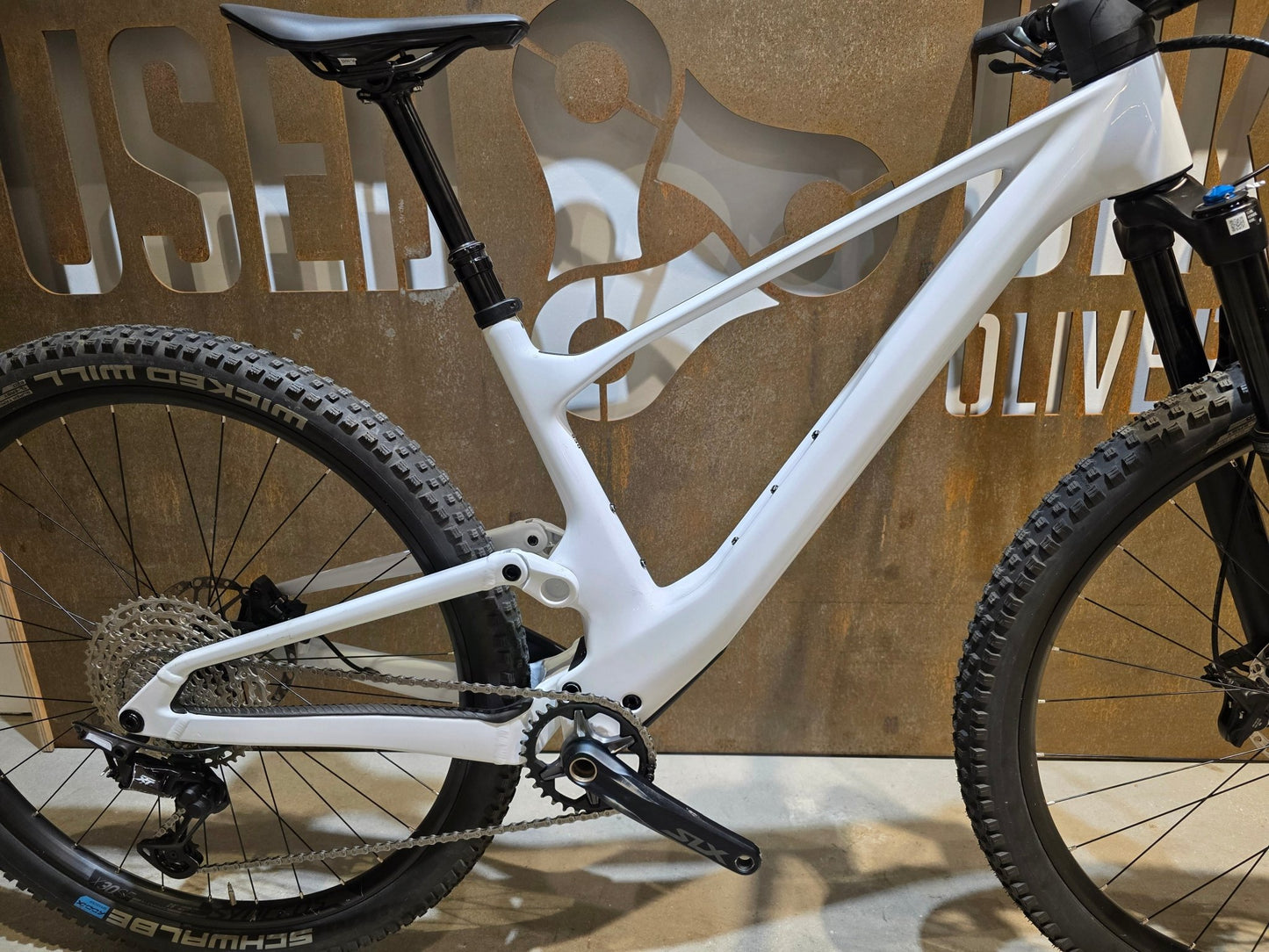 Mountainbike von Scott, SCOTT SPARK 930 / WHITE / M vor USEDBIKES - OB.DE Hintergrund