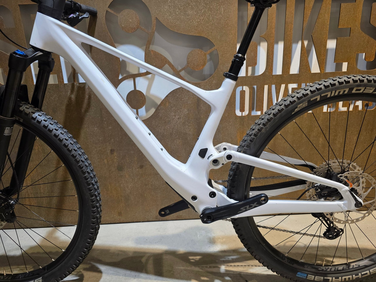 Mountainbike von Scott, SCOTT SPARK 930 / WHITE / M vor USEDBIKES - OB.DE Hintergrund