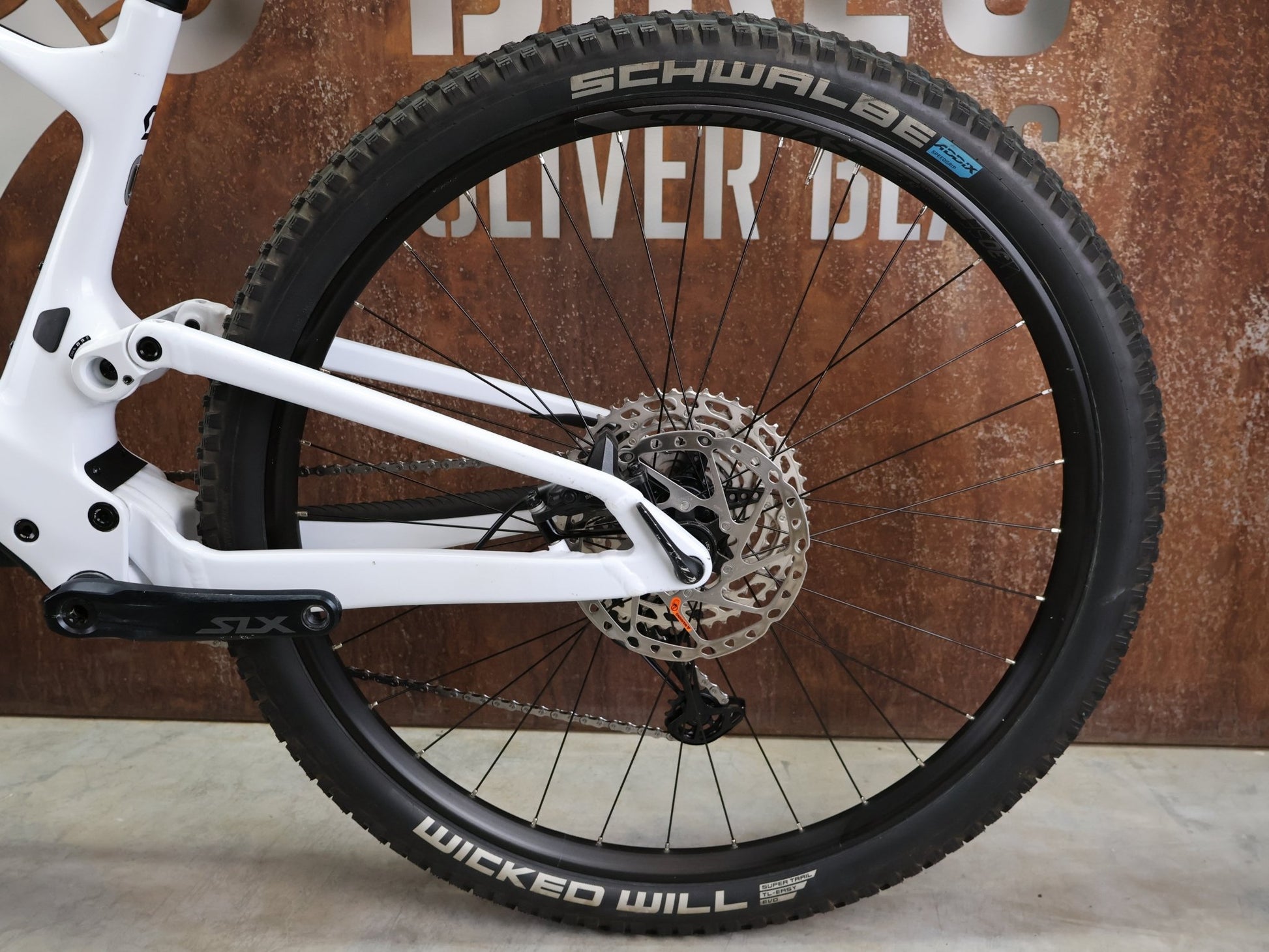 Mountainbike von Scott, SCOTT SPARK 930 / WHITE / M vor USEDBIKES - OB.DE Hintergrund