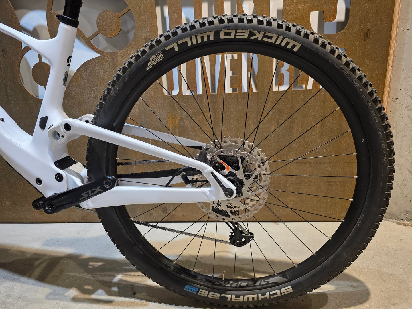 Mountainbike von Scott, SCOTT SPARK 930 / WHITE / M vor USEDBIKES - OB.DE Hintergrund