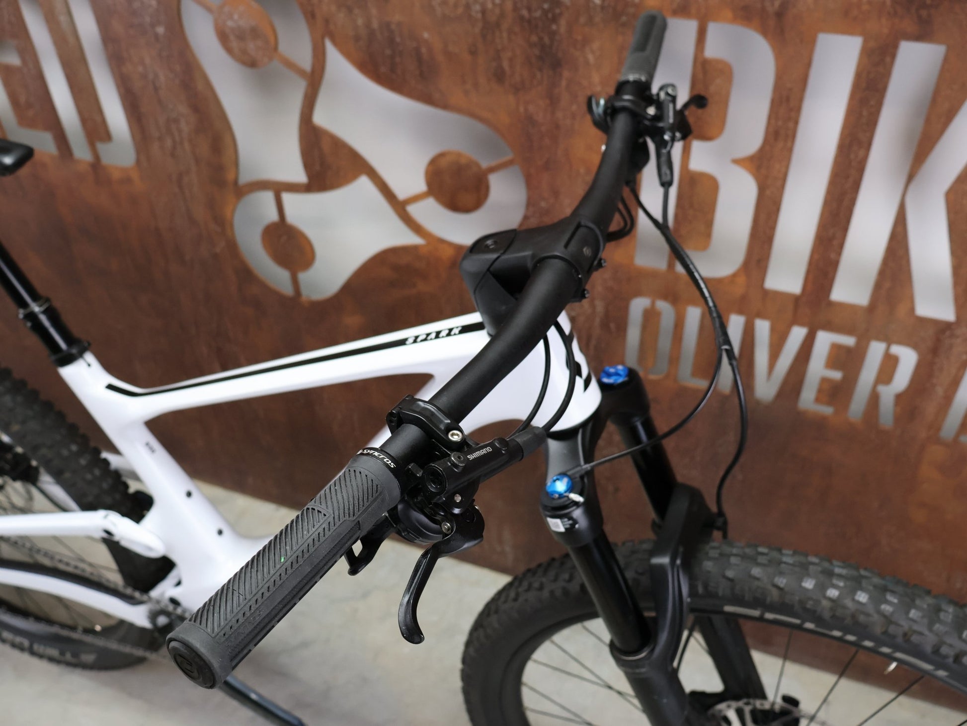 Mountainbike von Scott, SCOTT SPARK 930 / WHITE / M vor USEDBIKES - OB.DE Hintergrund