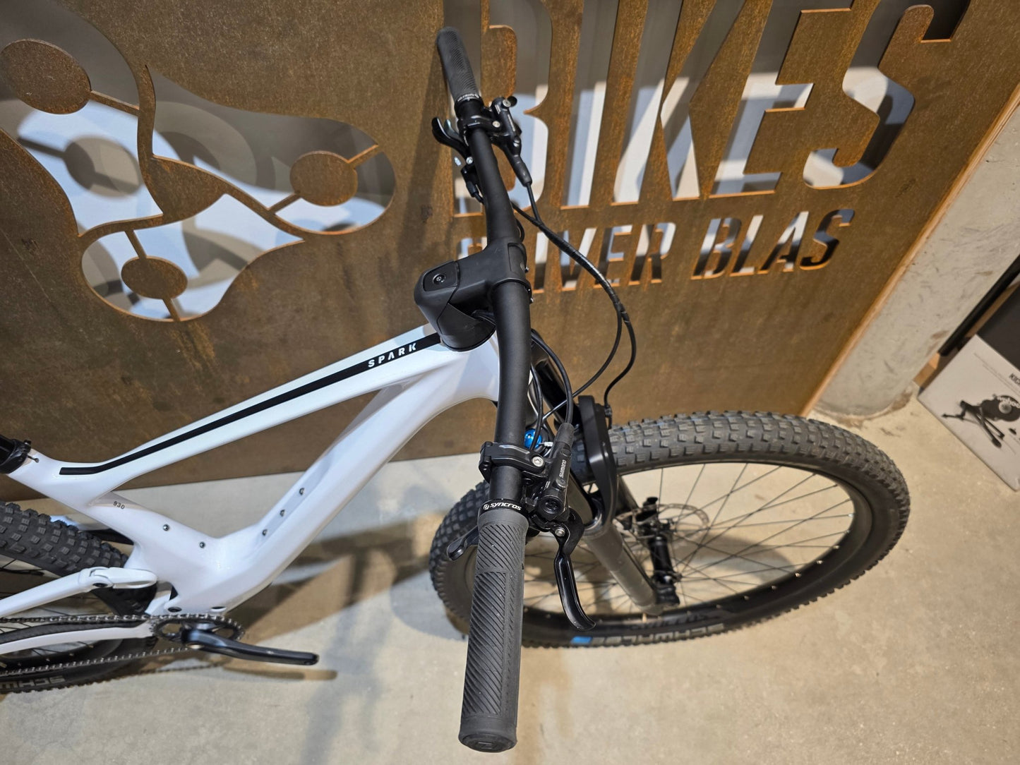 Mountainbike von Scott, SCOTT SPARK 930 / WHITE / M vor USEDBIKES - OB.DE Hintergrund