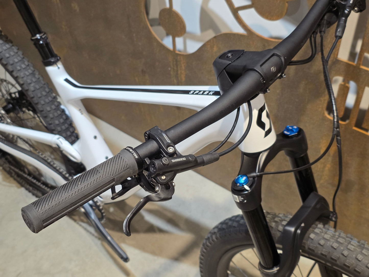 Mountainbike von Scott, SCOTT SPARK 930 / WHITE / M vor USEDBIKES - OB.DE Hintergrund