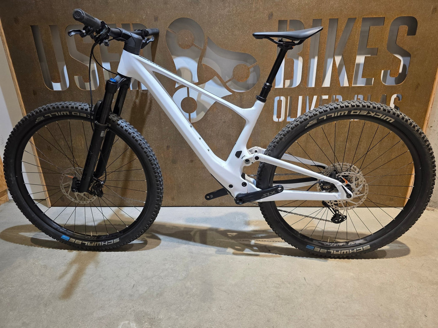 Mountainbike von Scott, SCOTT SPARK 930 / WHITE / M vor USEDBIKES - OB.DE Hintergrund