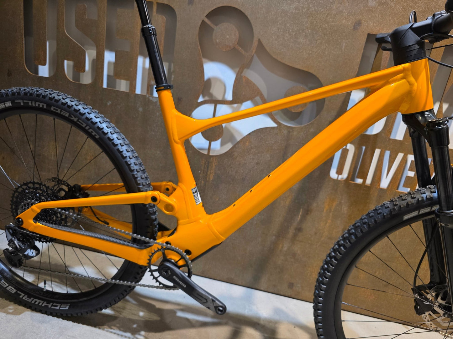 Mountainbike von Scott, SCOTT SPARK 970 / L vor USEDBIKES - OB.DE Hintergrund