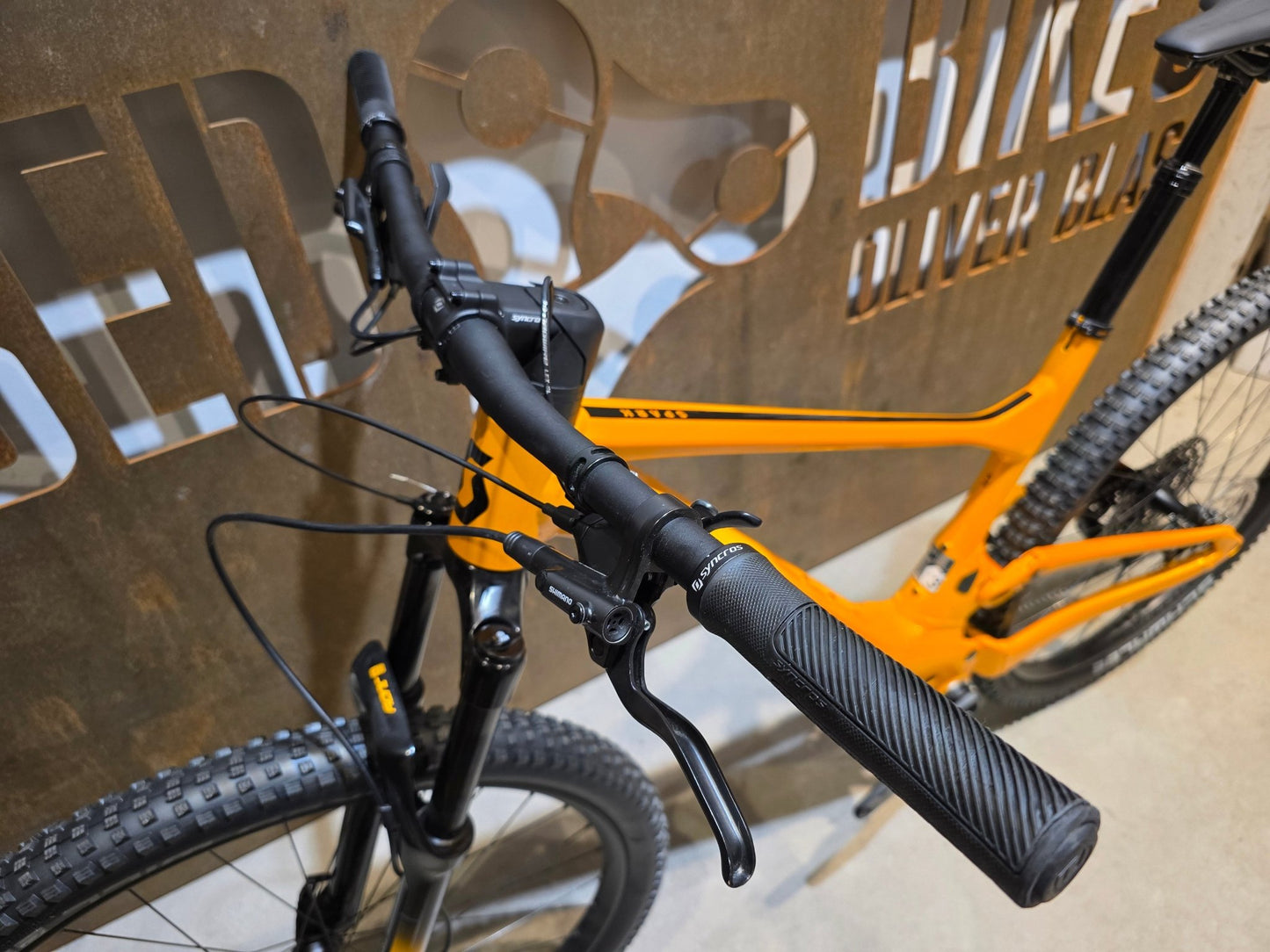 Mountainbike von Scott, SCOTT SPARK 970 / L vor USEDBIKES - OB.DE Hintergrund