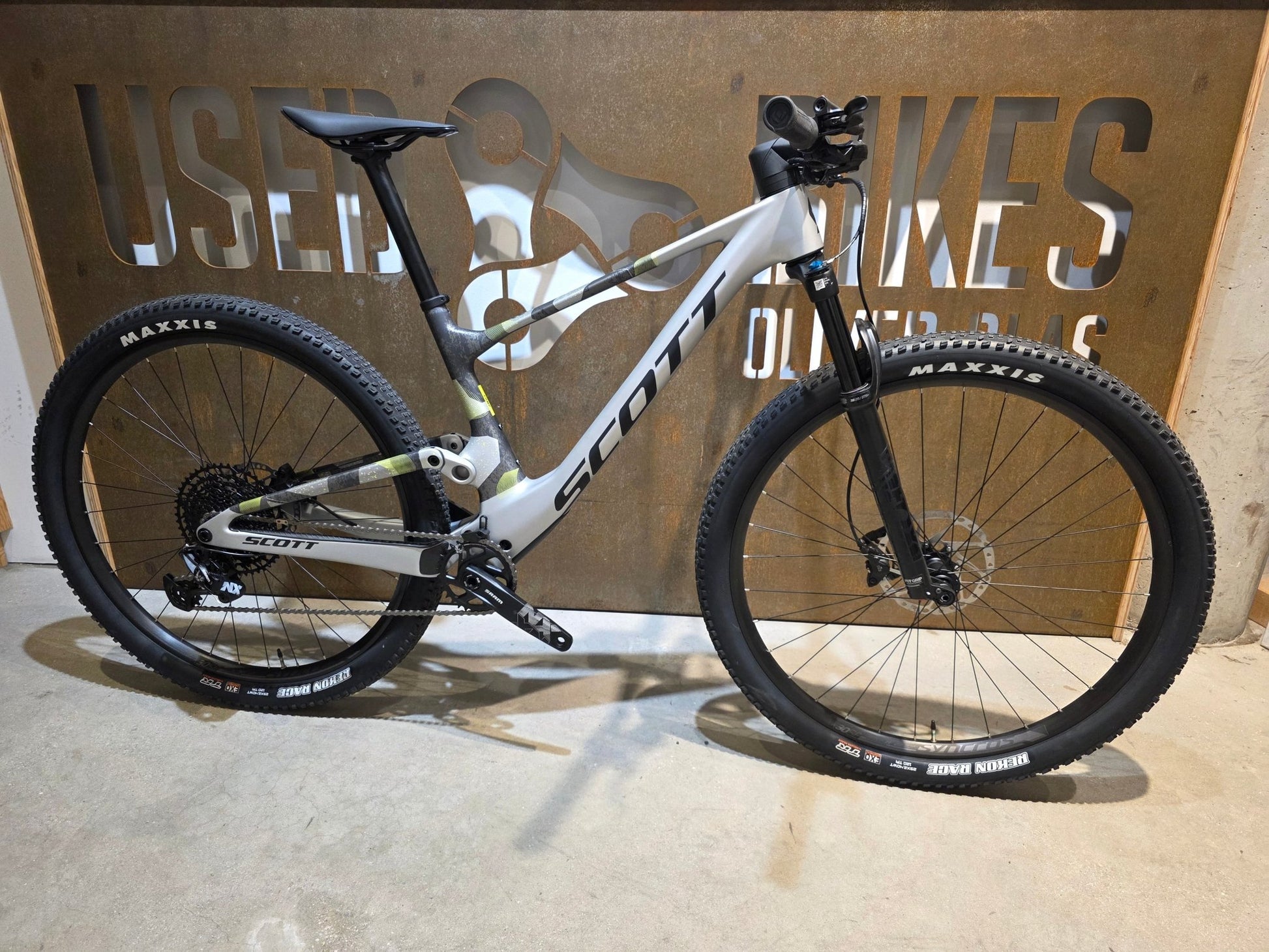 Mountainbike von Scott, SCOTT SPARK RC COMP / ICEY GREY / PROGRESSIVE GREY / M vor USEDBIKES - OB.DE Hintergrund
