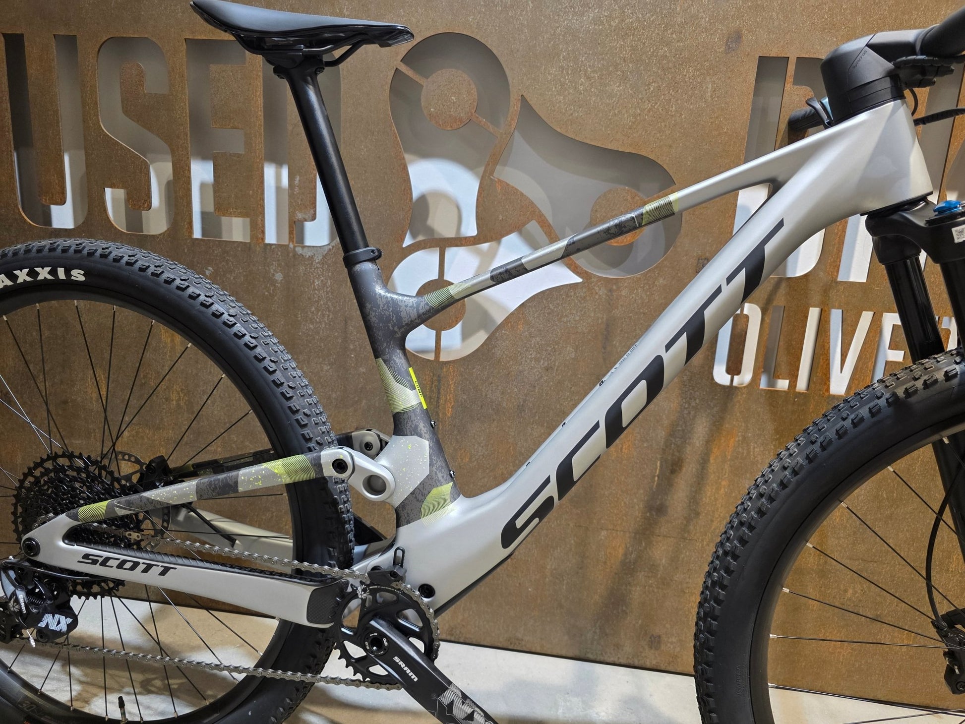 Mountainbike von Scott, SCOTT SPARK RC COMP / ICEY GREY / PROGRESSIVE GREY / M vor USEDBIKES - OB.DE Hintergrund