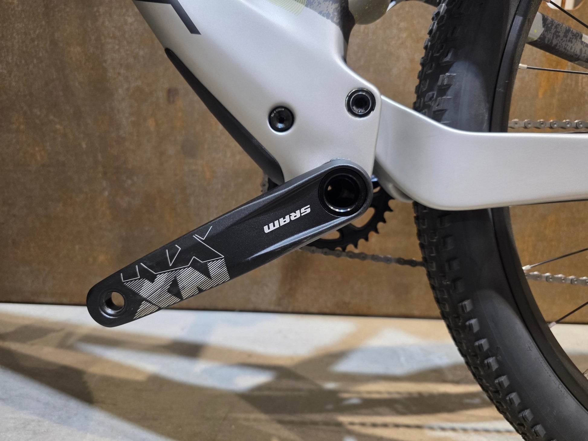 Mountainbike von Scott, SCOTT SPARK RC COMP / ICEY GREY / PROGRESSIVE GREY / M vor USEDBIKES - OB.DE Hintergrund