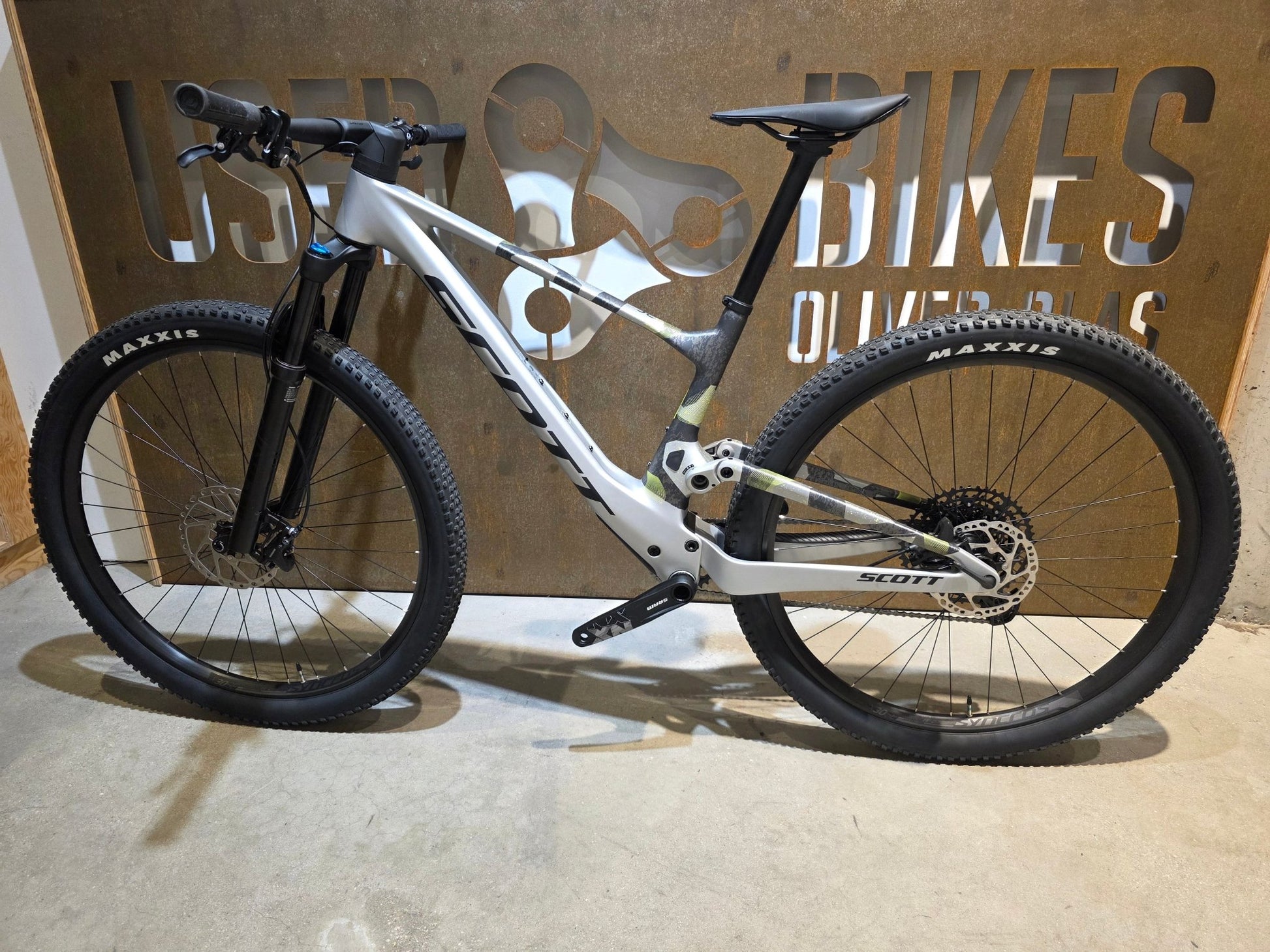 Mountainbike von Scott, SCOTT SPARK RC COMP / ICEY GREY / PROGRESSIVE GREY / M vor USEDBIKES - OB.DE Hintergrund