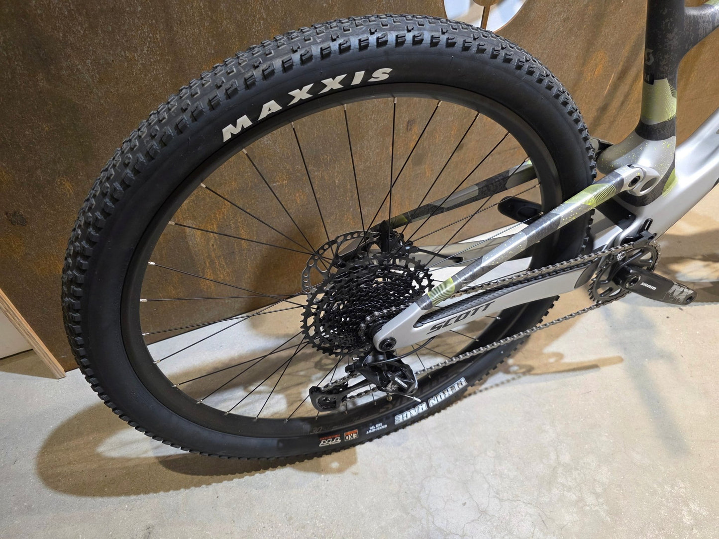 Mountainbike von Scott, SCOTT SPARK RC COMP / ICEY GREY / PROGRESSIVE GREY / M vor USEDBIKES - OB.DE Hintergrund