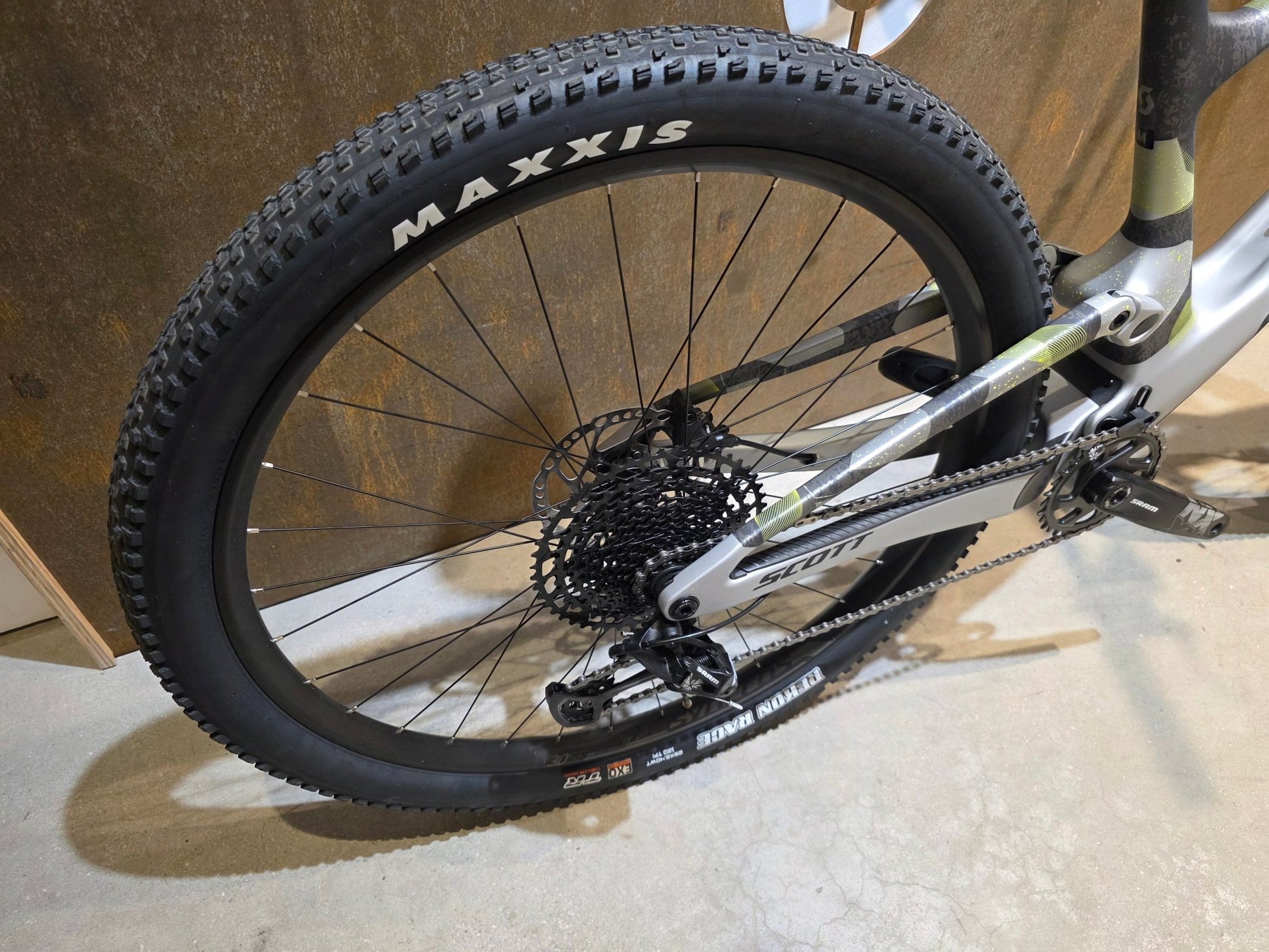 Mountainbike von Scott, SCOTT SPARK RC COMP / ICEY GREY / PROGRESSIVE GREY / M vor USEDBIKES - OB.DE Hintergrund
