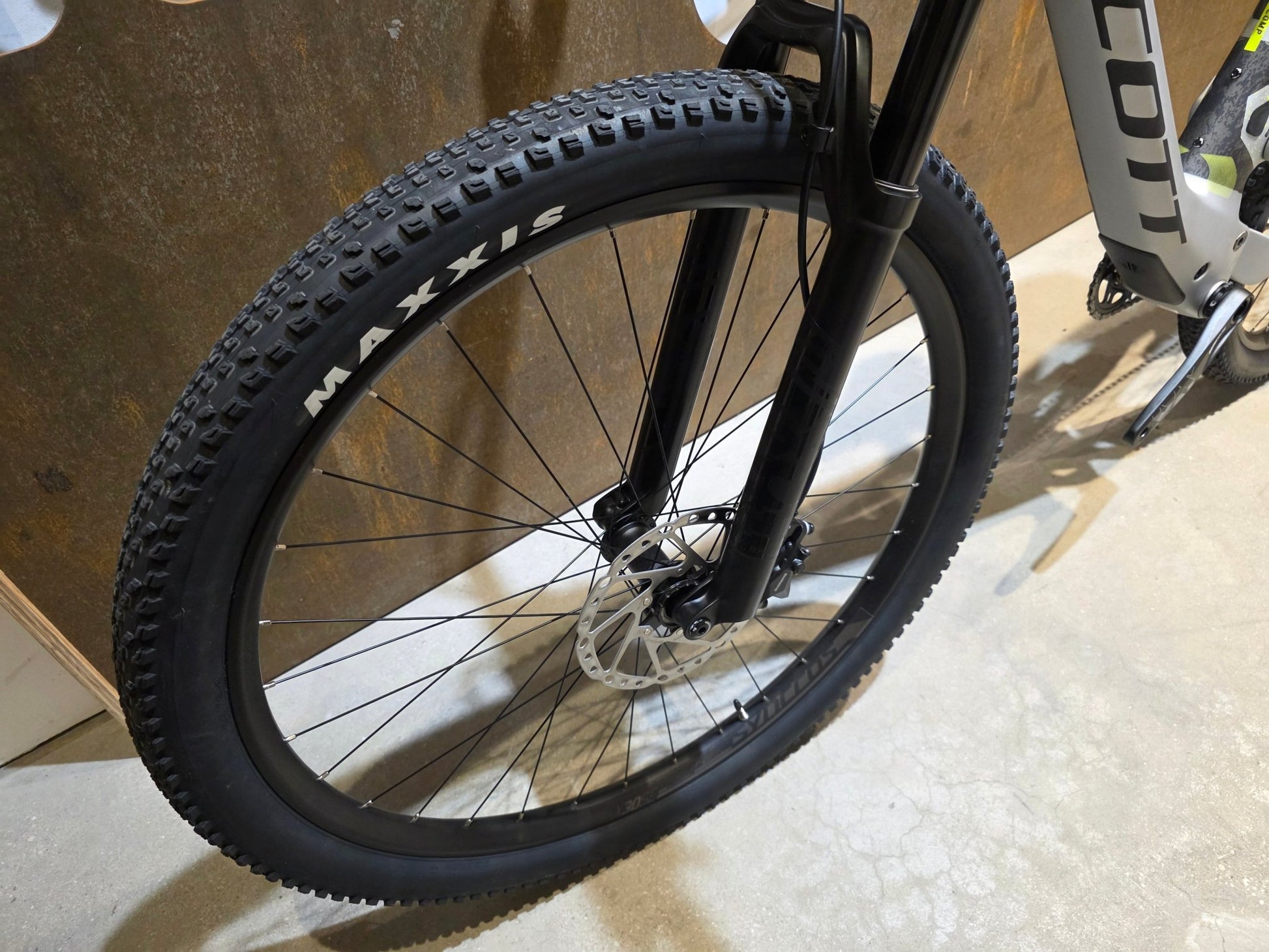 Mountainbike von Scott, SCOTT SPARK RC COMP / ICEY GREY / PROGRESSIVE GREY / M vor USEDBIKES - OB.DE Hintergrund