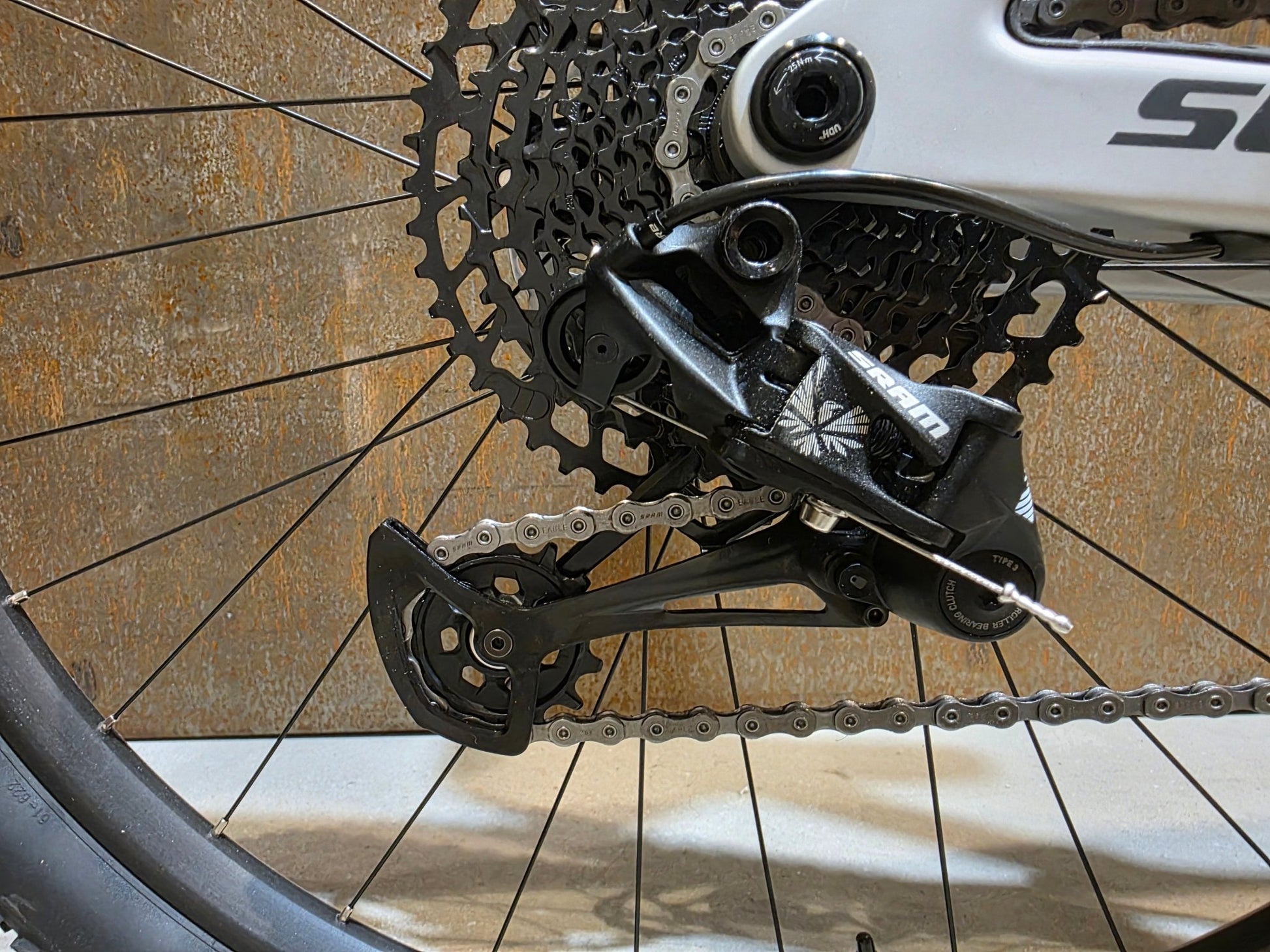 Mountainbike von Scott, SCOTT SPARK RC COMP / ICEY GREY / PROGRESSIVE GREY / M vor USEDBIKES - OB.DE Hintergrund