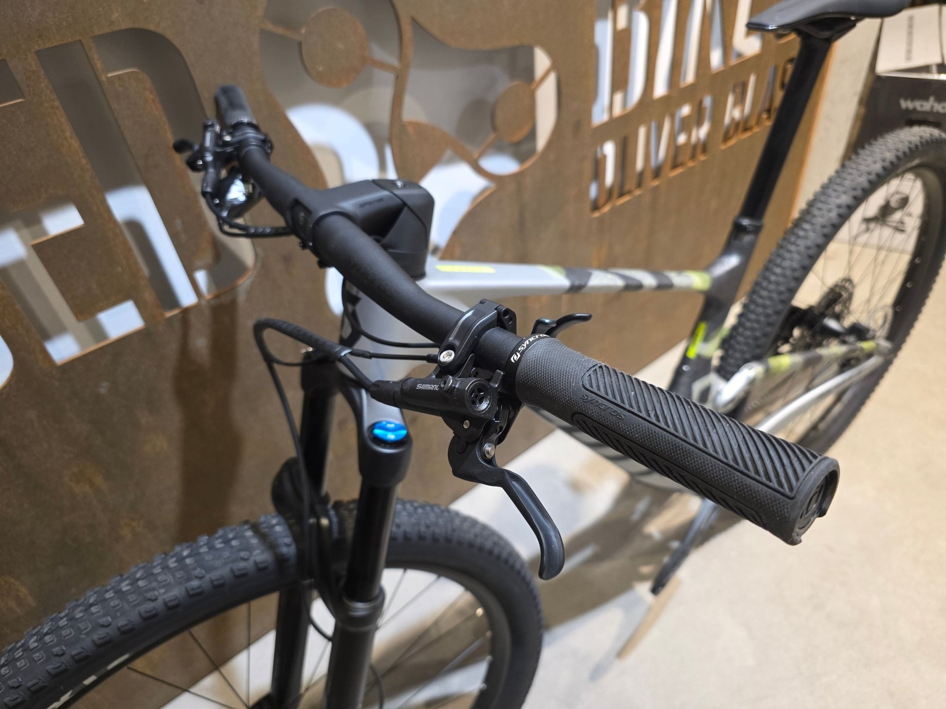 Mountainbike von Scott, SCOTT SPARK RC COMP / ICEY GREY / PROGRESSIVE GREY / M vor USEDBIKES - OB.DE Hintergrund