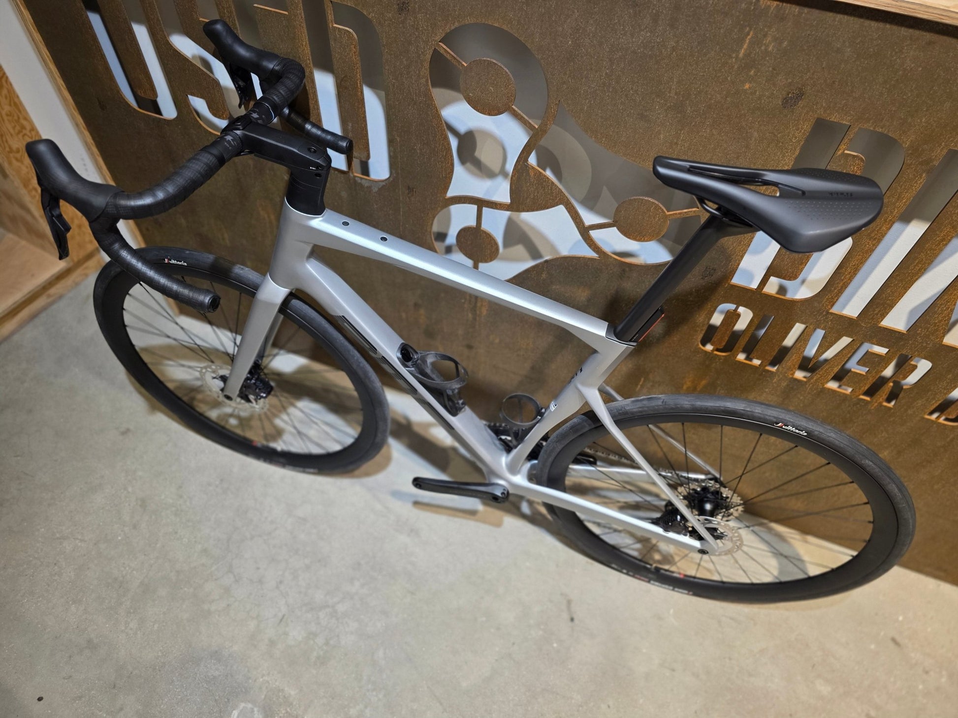 Mountainbike von Scott, SCOTT SPARK RC COMP / ICEY GREY / PROGRESSIVE GREY / M vor USEDBIKES - OB.DE Hintergrund