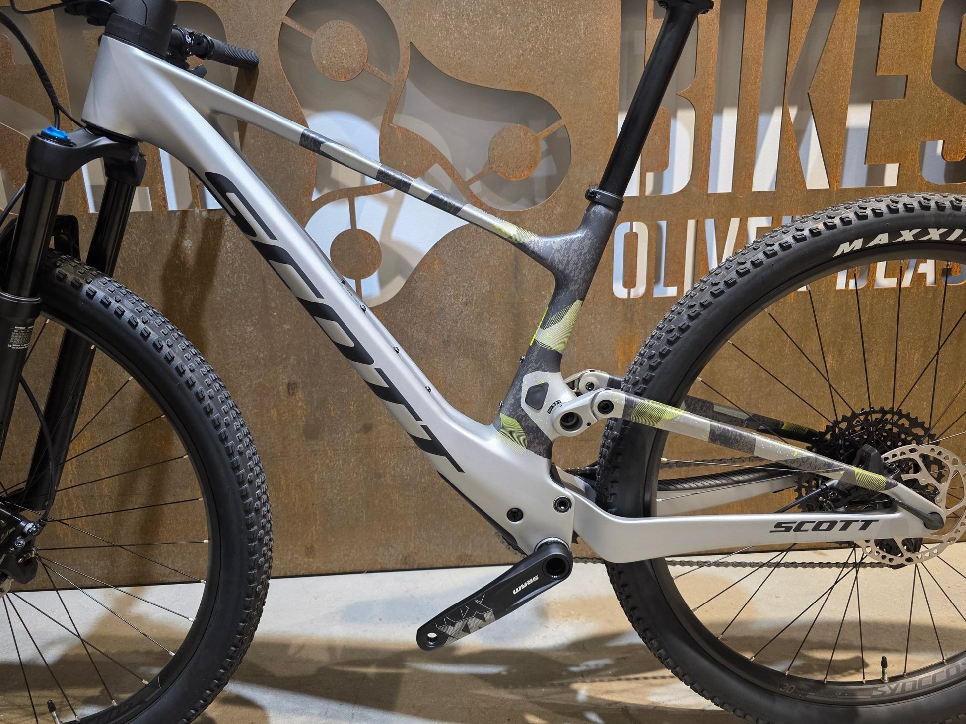Mountainbike von Scott, SCOTT SPARK RC COMP / ICEY GREY / PROGRESSIVE GREY / M vor USEDBIKES - OB.DE Hintergrund