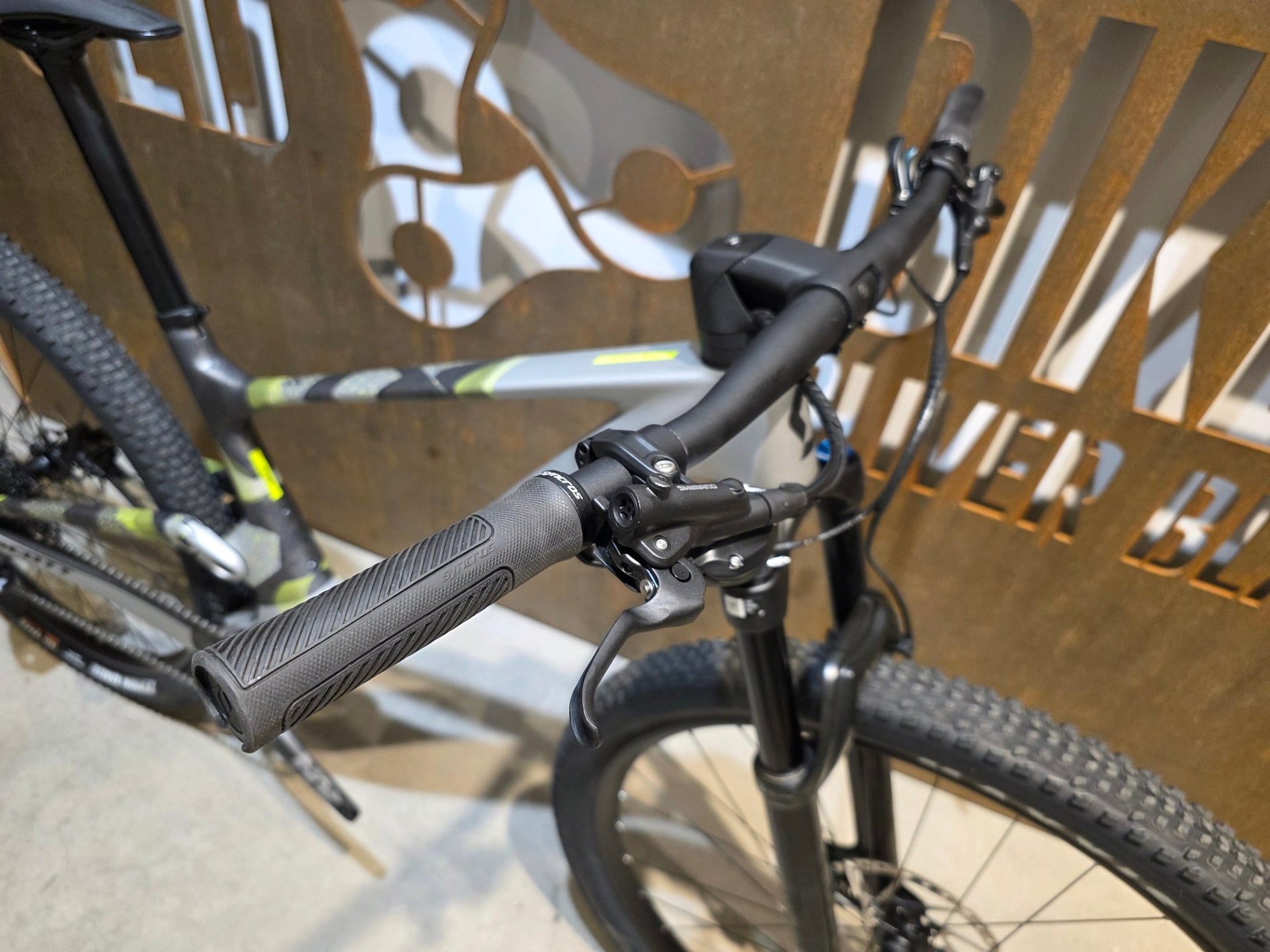 Mountainbike von Scott, SCOTT SPARK RC COMP / ICEY GREY / PROGRESSIVE GREY / M vor USEDBIKES - OB.DE Hintergrund