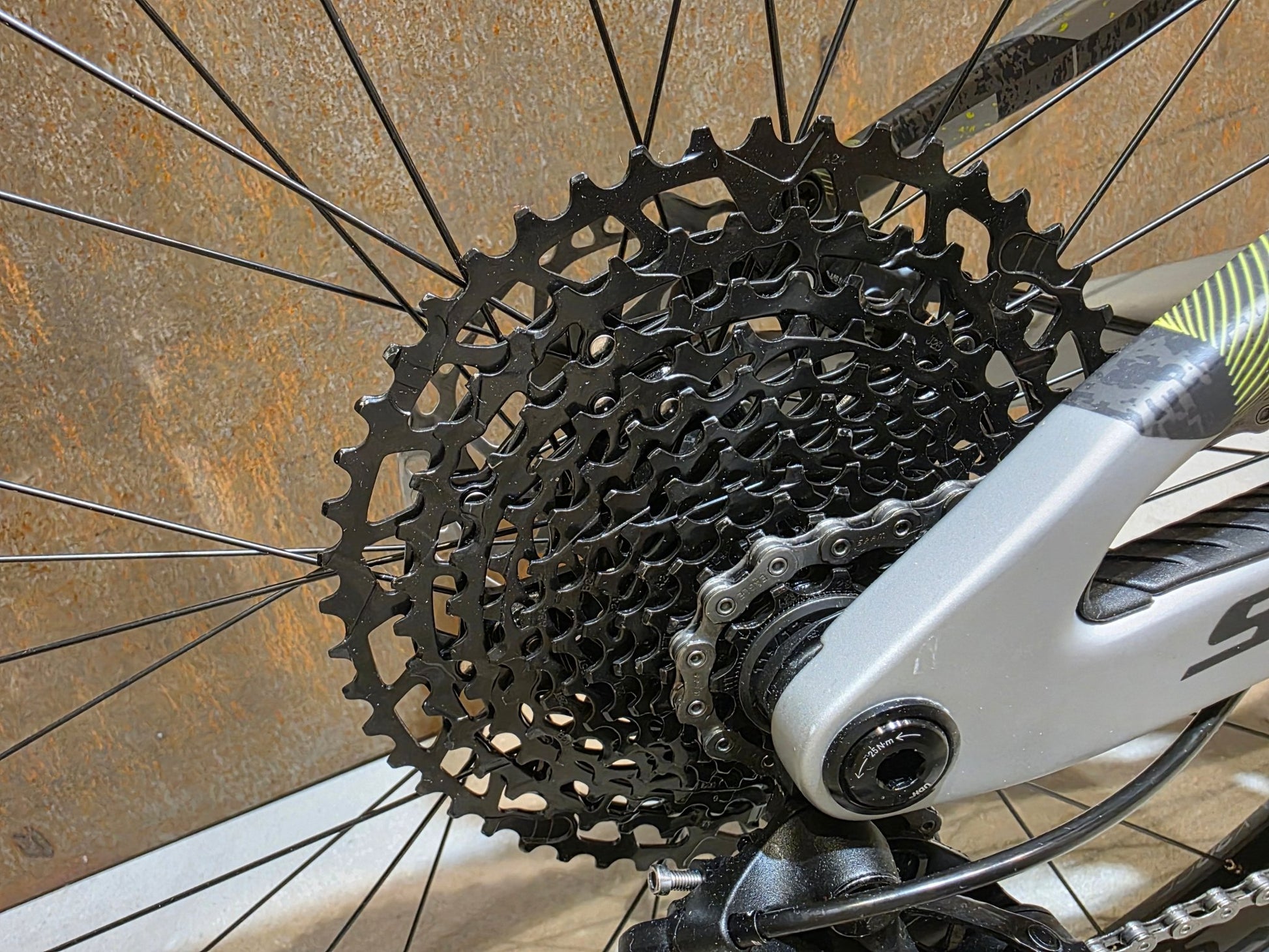 Mountainbike von Scott, SCOTT SPARK RC COMP / ICEY GREY / PROGRESSIVE GREY / M vor USEDBIKES - OB.DE Hintergrund