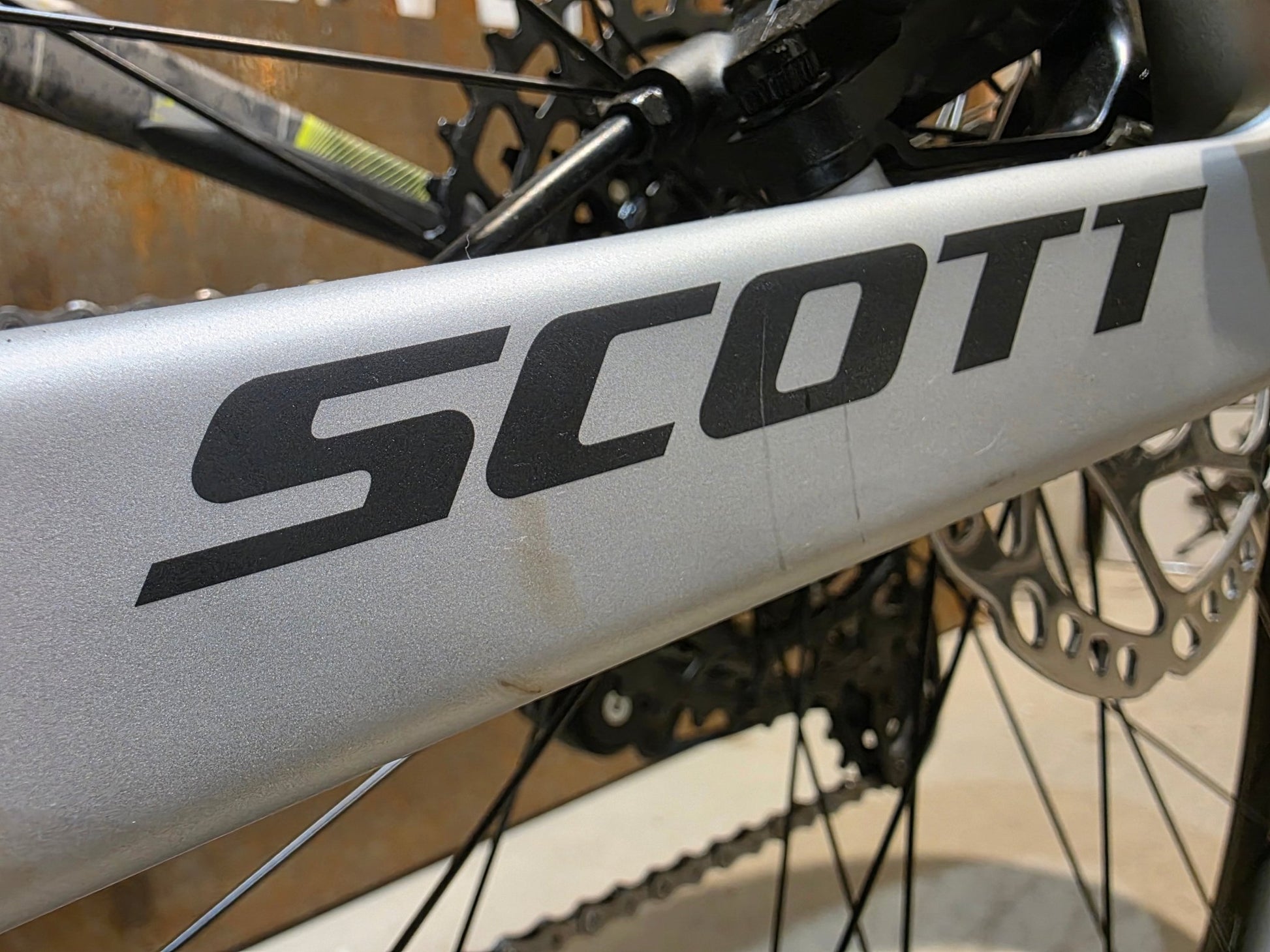 Mountainbike von Scott, SCOTT SPARK RC COMP / ICEY GREY / PROGRESSIVE GREY / M vor USEDBIKES - OB.DE Hintergrund