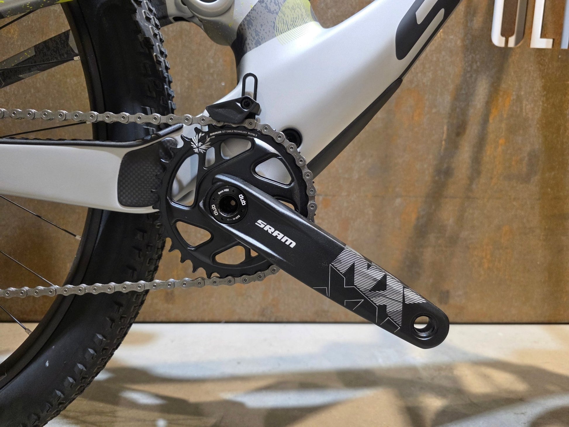 Mountainbike von Scott, SCOTT SPARK RC COMP / ICEY GREY / PROGRESSIVE GREY / M vor USEDBIKES - OB.DE Hintergrund