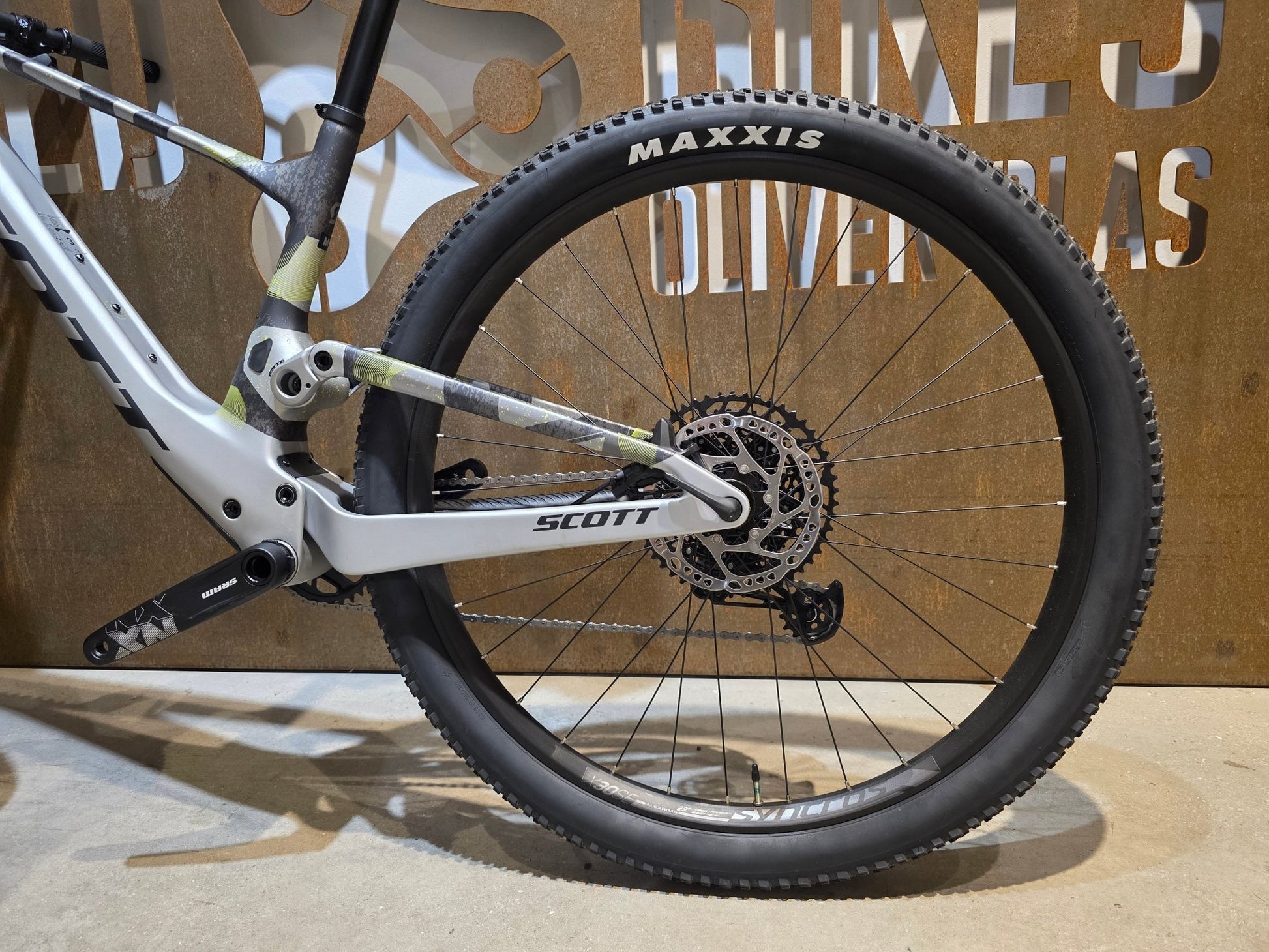 Mountainbike von Scott, SCOTT SPARK RC COMP / ICEY GREY / PROGRESSIVE GREY / M vor USEDBIKES - OB.DE Hintergrund