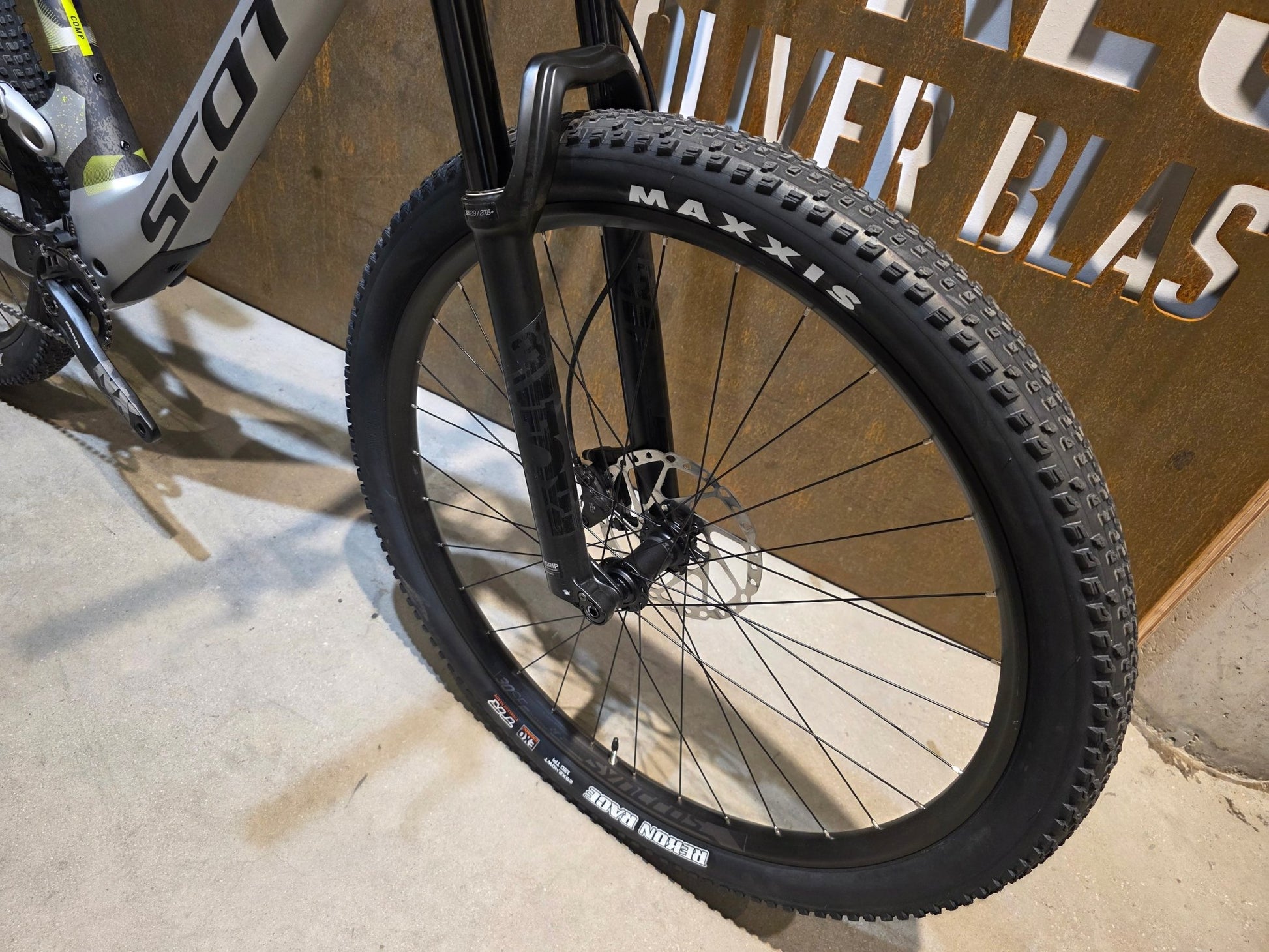 Mountainbike von Scott, SCOTT SPARK RC COMP / ICEY GREY / PROGRESSIVE GREY / M vor USEDBIKES - OB.DE Hintergrund