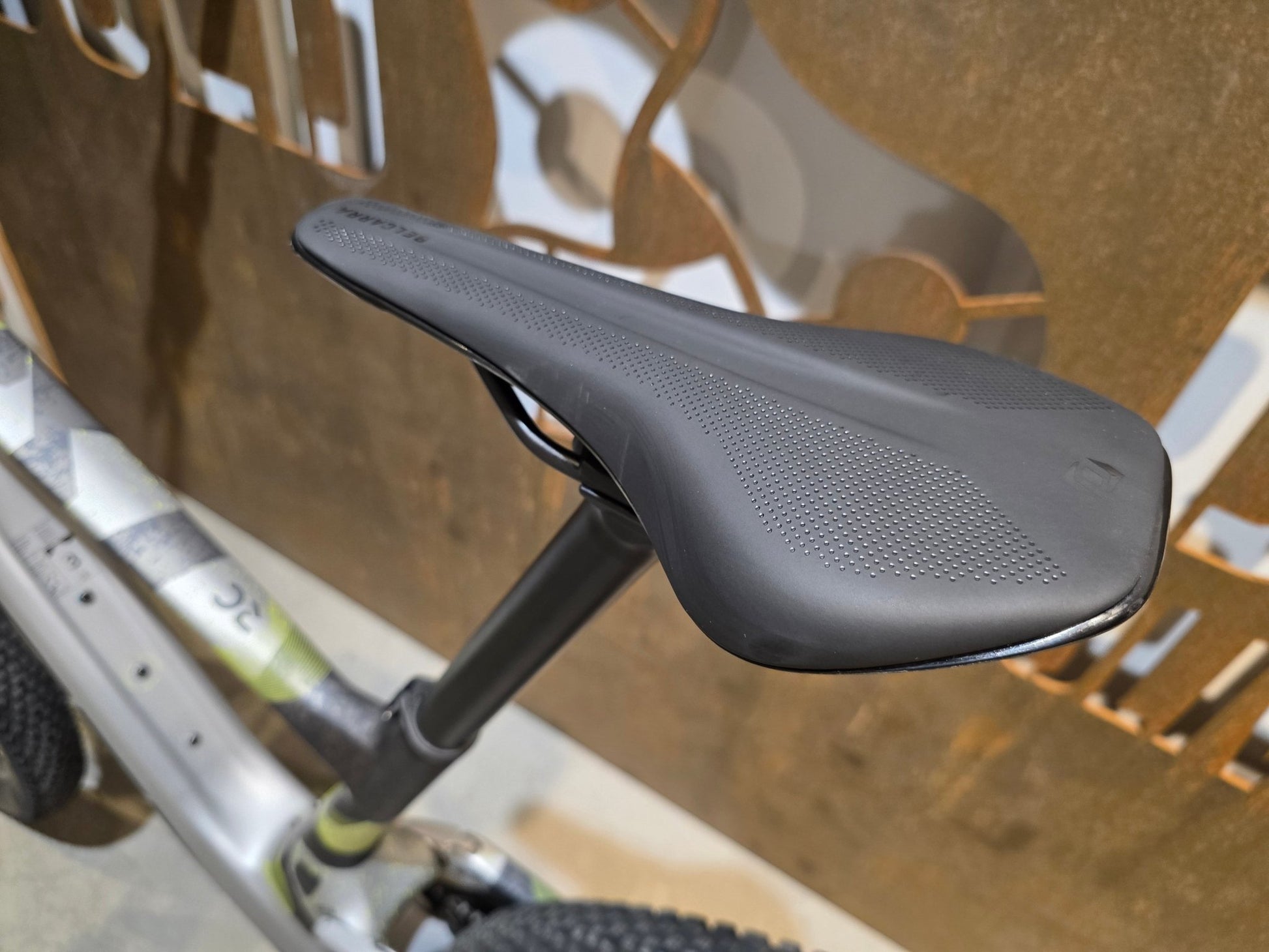 Mountainbike von Scott, SCOTT SPARK RC COMP / ICEY GREY / PROGRESSIVE GREY / M vor USEDBIKES - OB.DE Hintergrund