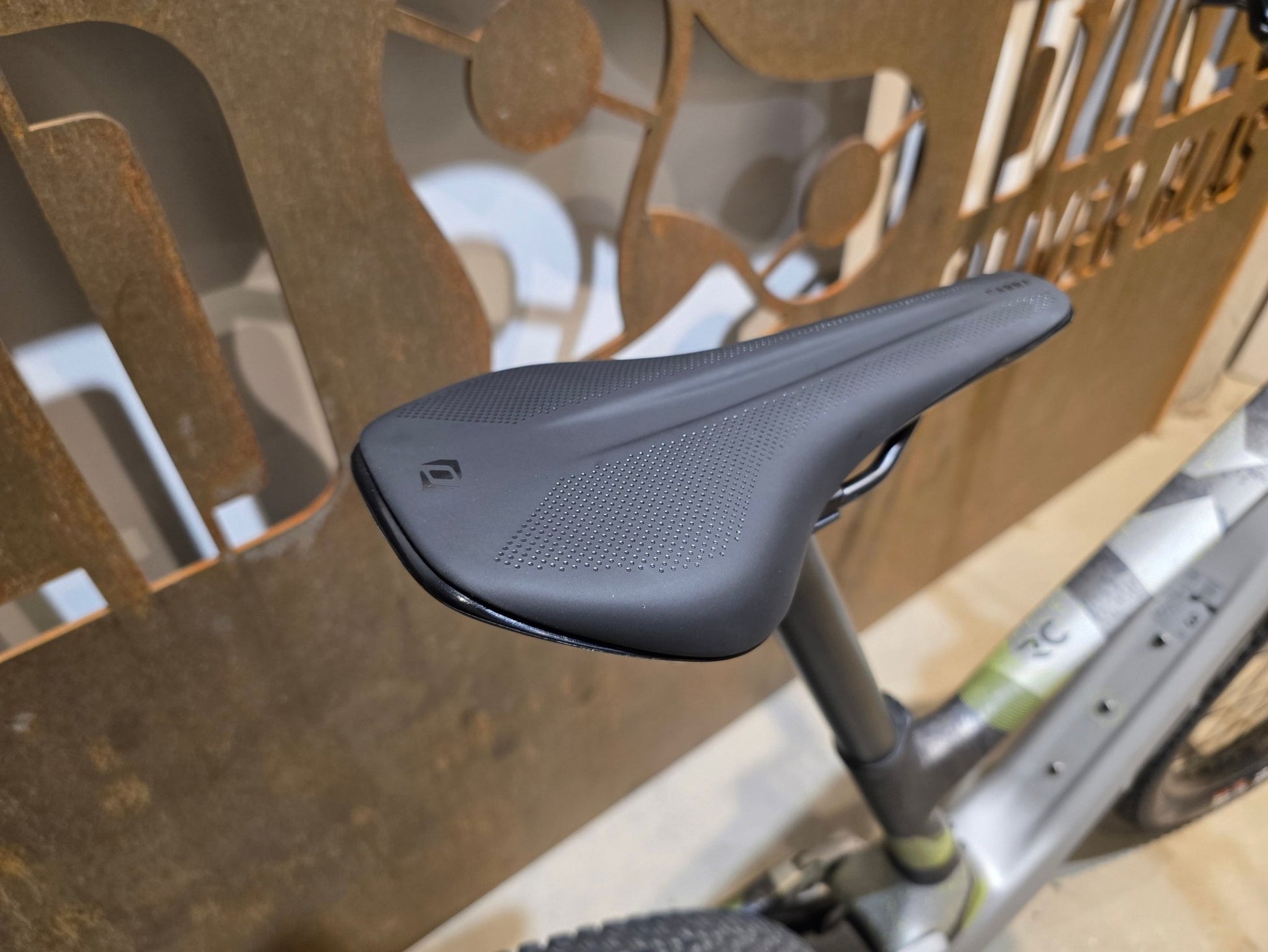 Mountainbike von Scott, SCOTT SPARK RC COMP / ICEY GREY / PROGRESSIVE GREY / M vor USEDBIKES - OB.DE Hintergrund