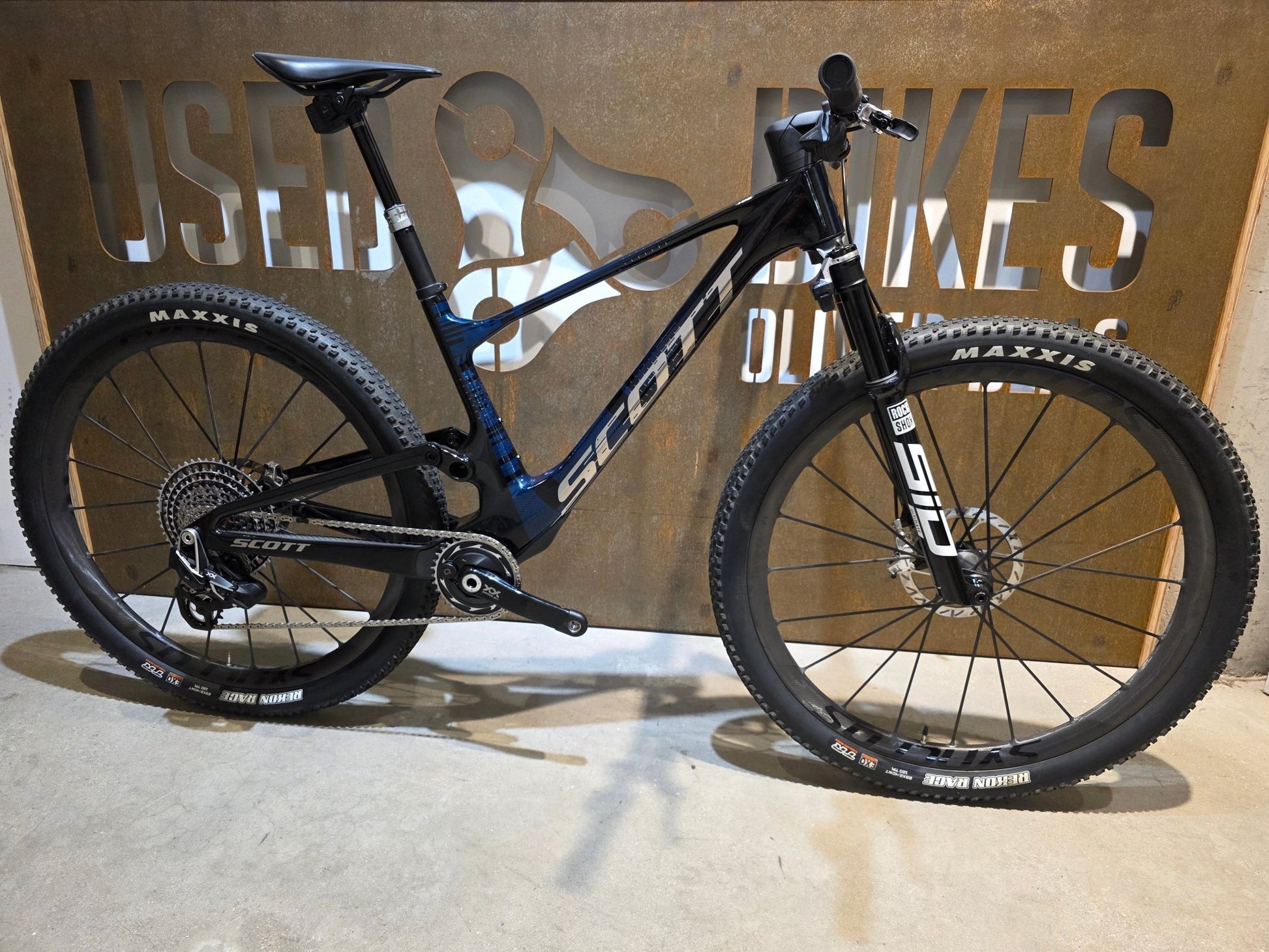 Mountainbike von Scott, SCOTT SPARK RC SL / MARTIN GREEN / M vor USEDBIKES - OB.DE Hintergrund