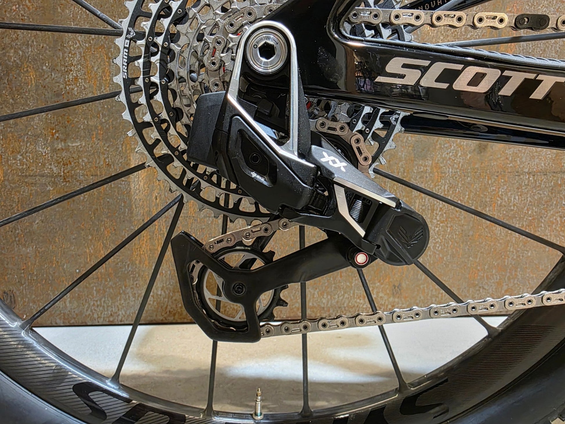 Mountainbike von Scott, SCOTT SPARK RC SL / MARTIN GREEN / M vor USEDBIKES - OB.DE Hintergrund