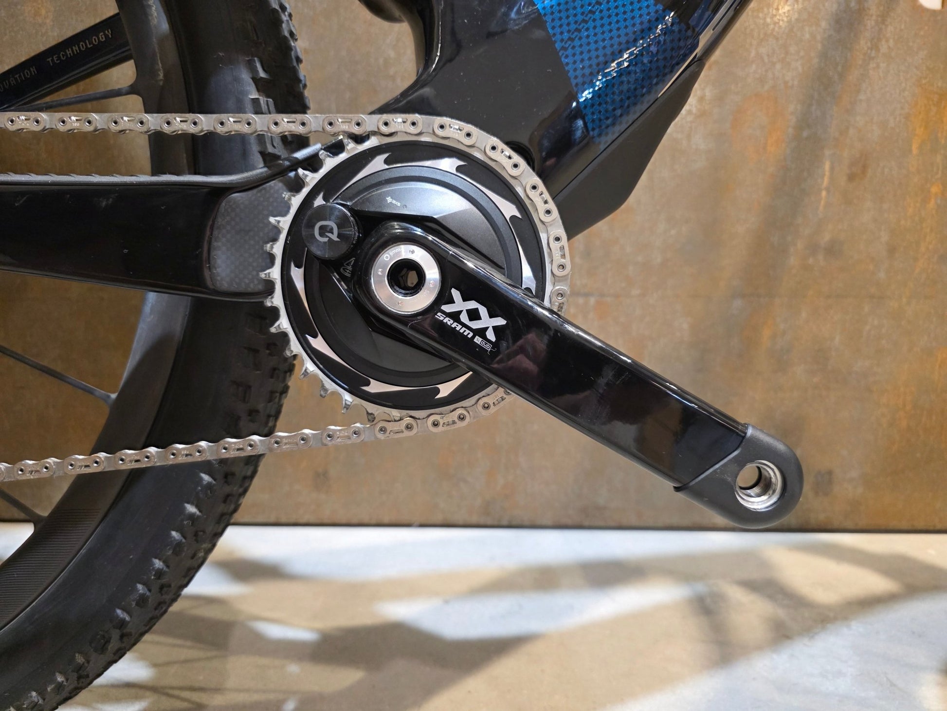 Mountainbike von Scott, SCOTT SPARK RC SL / MARTIN GREEN / M vor USEDBIKES - OB.DE Hintergrund