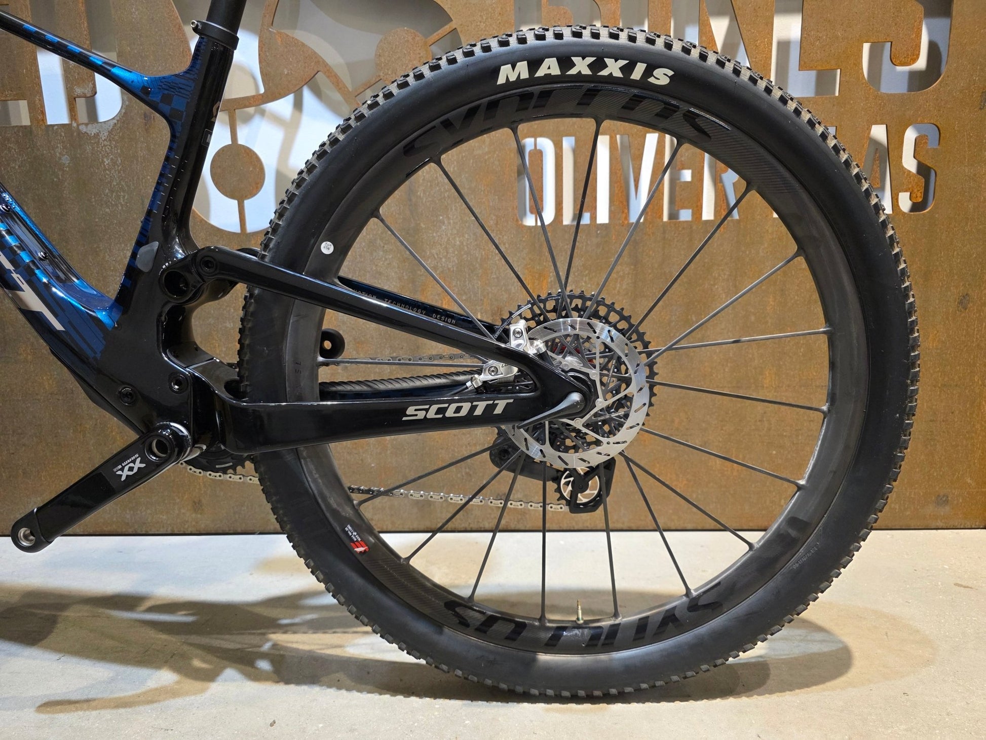 Mountainbike von Scott, SCOTT SPARK RC SL / MARTIN GREEN / M vor USEDBIKES - OB.DE Hintergrund