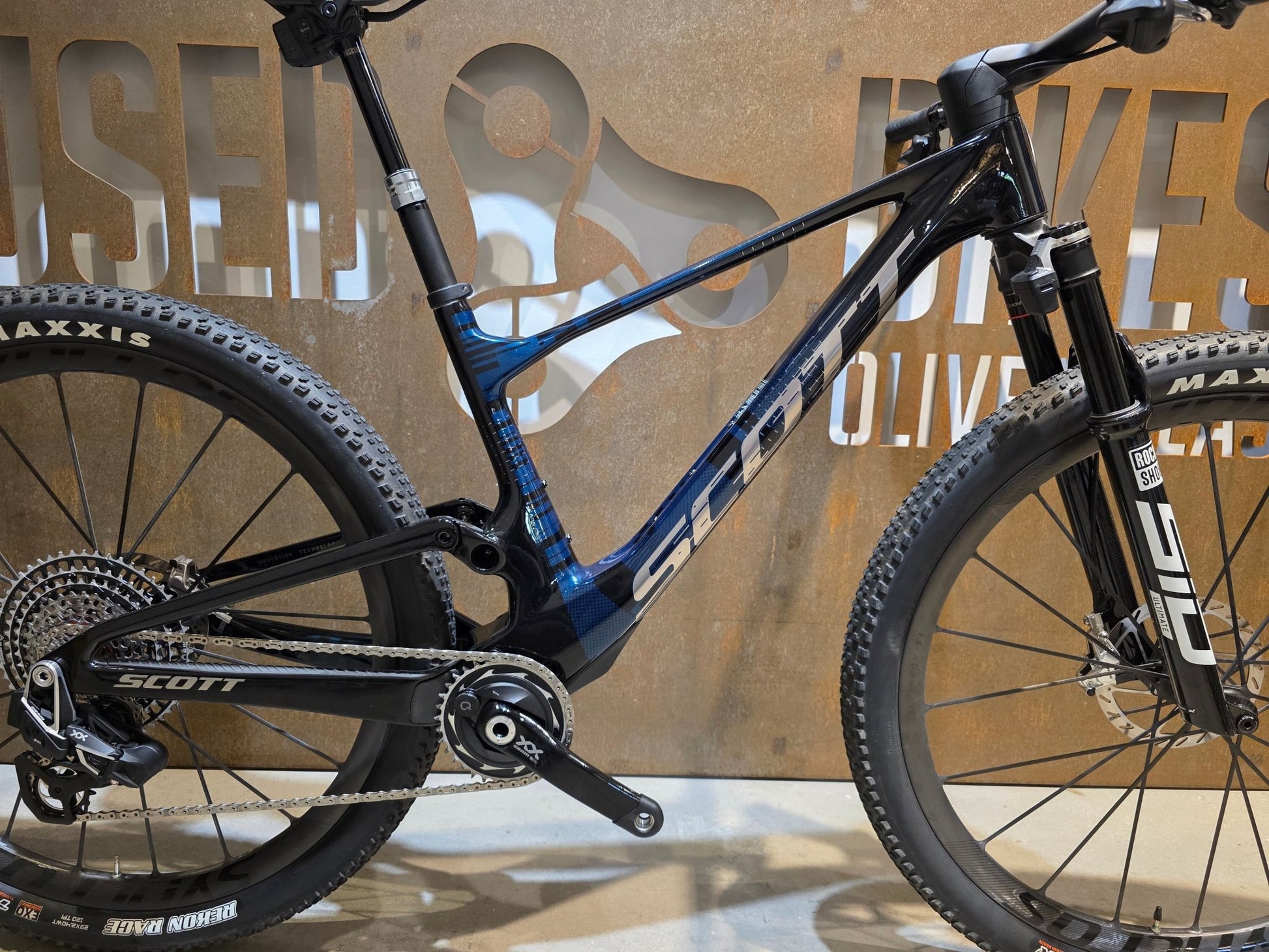 Mountainbike von Scott, SCOTT SPARK RC SL / MARTIN GREEN / M vor USEDBIKES - OB.DE Hintergrund