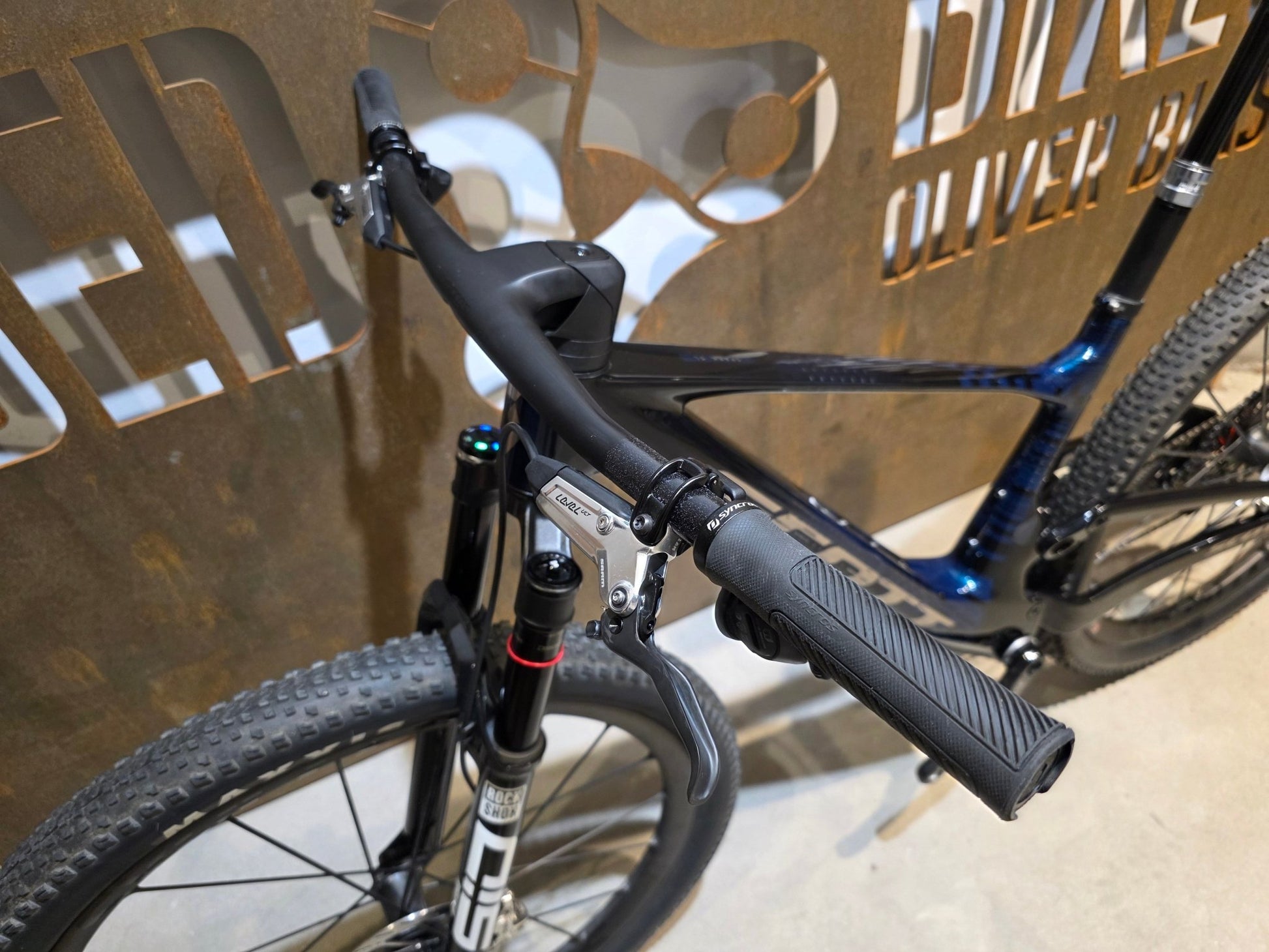 Mountainbike von Scott, SCOTT SPARK RC SL / MARTIN GREEN / M vor USEDBIKES - OB.DE Hintergrund