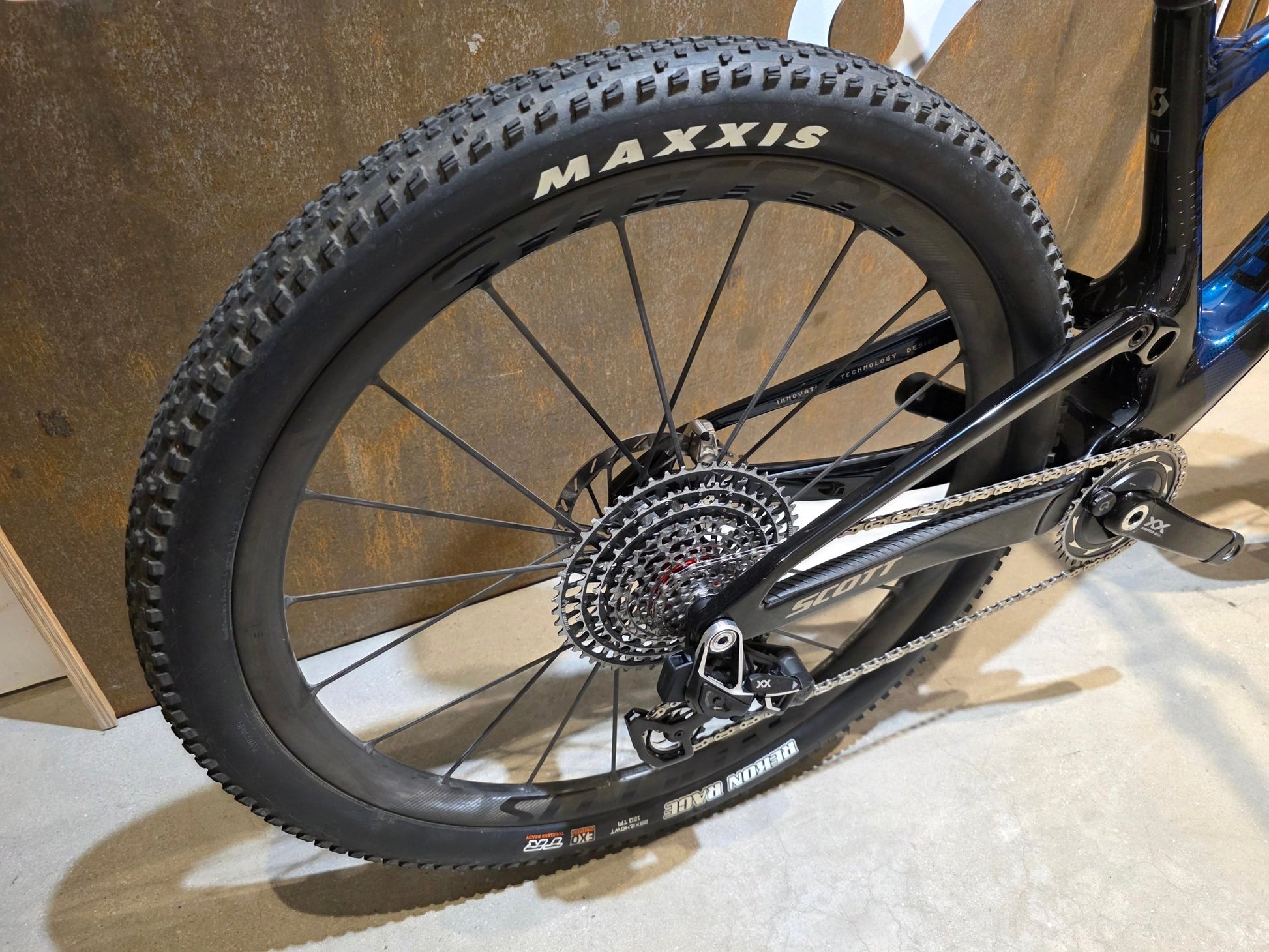 Mountainbike von Scott, SCOTT SPARK RC SL / MARTIN GREEN / M vor USEDBIKES - OB.DE Hintergrund