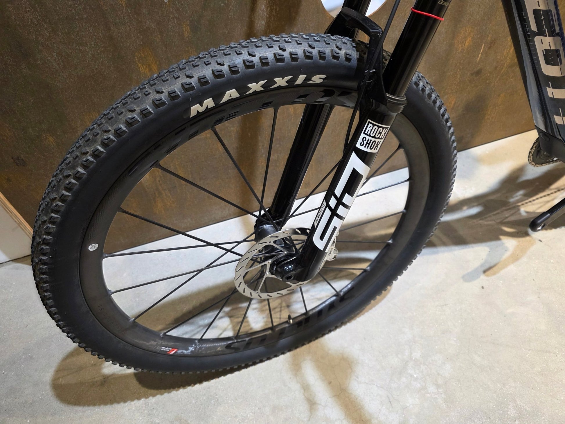 Mountainbike von Scott, SCOTT SPARK RC SL / MARTIN GREEN / M vor USEDBIKES - OB.DE Hintergrund