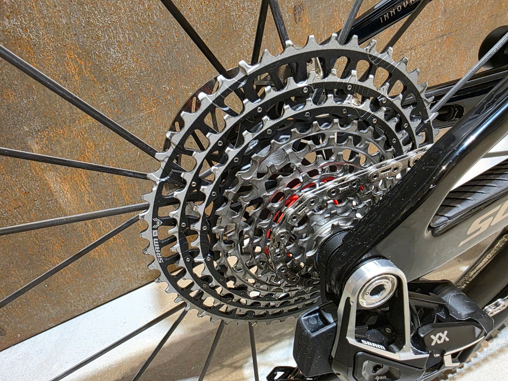 Mountainbike von Scott, SCOTT SPARK RC SL / MARTIN GREEN / M vor USEDBIKES - OB.DE Hintergrund